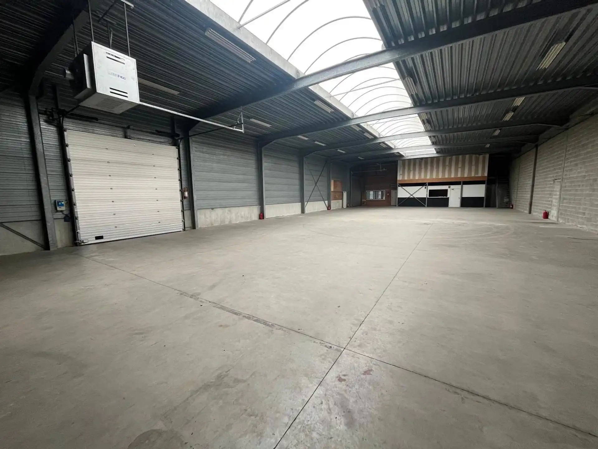 Kontich: magazijn 620m² met kantoor en buiten stockage foto 4