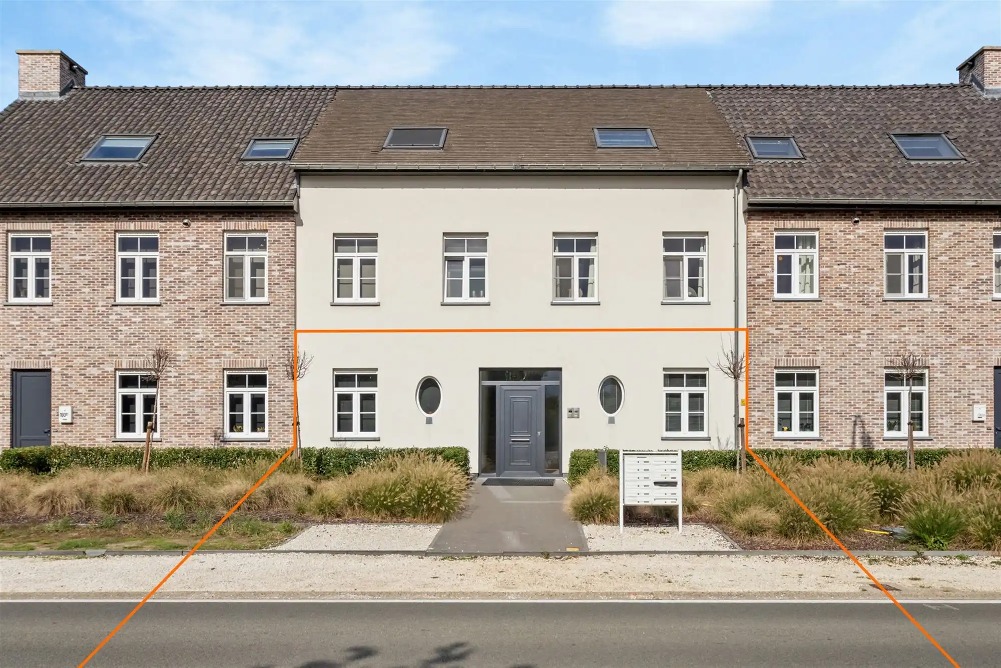 RECENT GELIJKVLOERS APPARTEMENT MET BIJHOREND TERRAS EN RUIME PRIVATE TUIN GELEGEN TE MEERHOUT foto {{pictureIndex}}