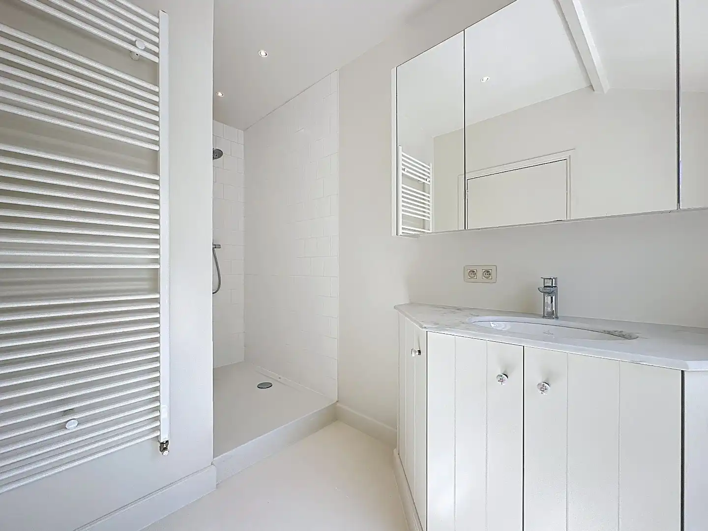 Sfeervolle en luxe tussenwoning in Zuidzande met vrij zicht over de velden foto 30