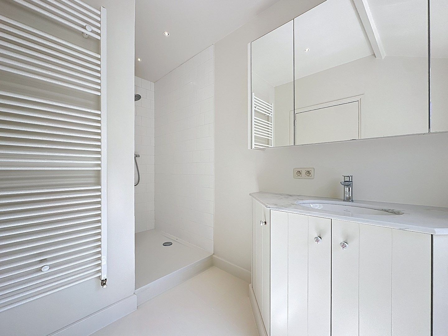 Sfeervolle en luxe tussenwoning in Zuidzande met vrij zicht over de velden foto 35