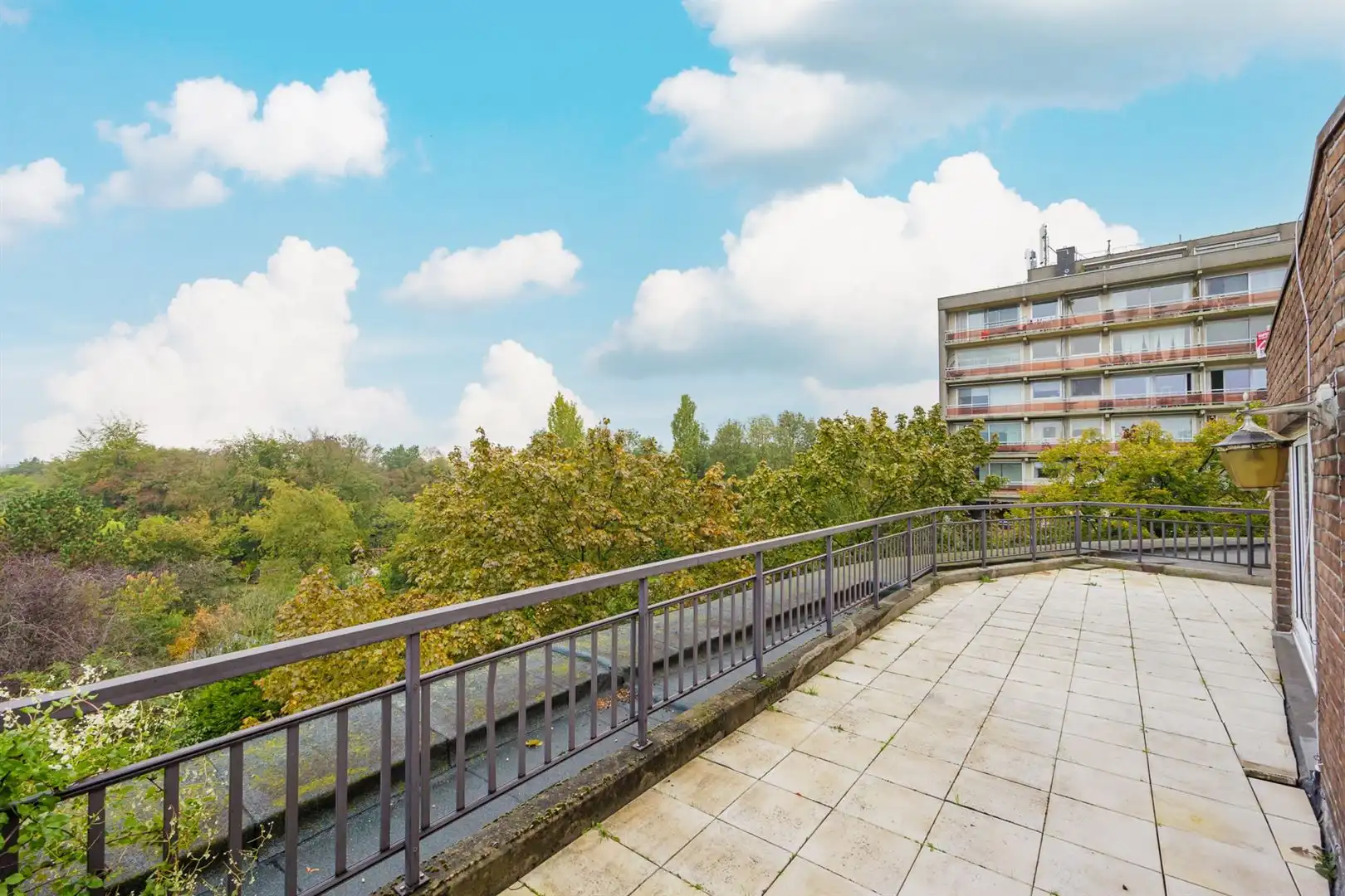 Ruim dakappartement met zonneterras en parking. foto 3