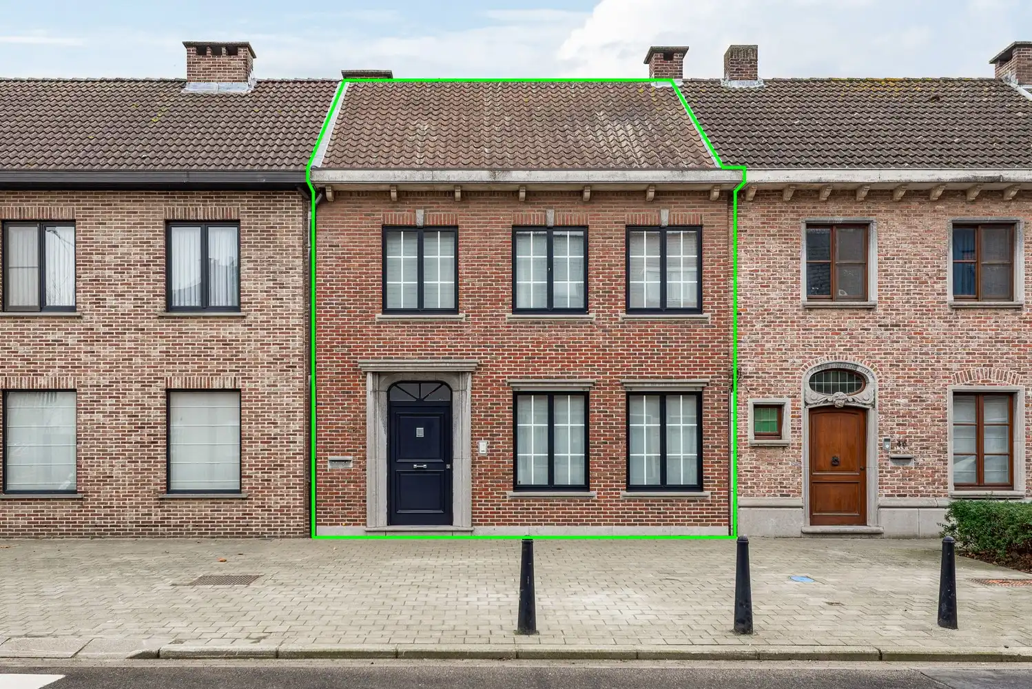 Verzorgde instapklare woning met 4 slaapkamers en ruime garage. foto {{pictureIndex}}