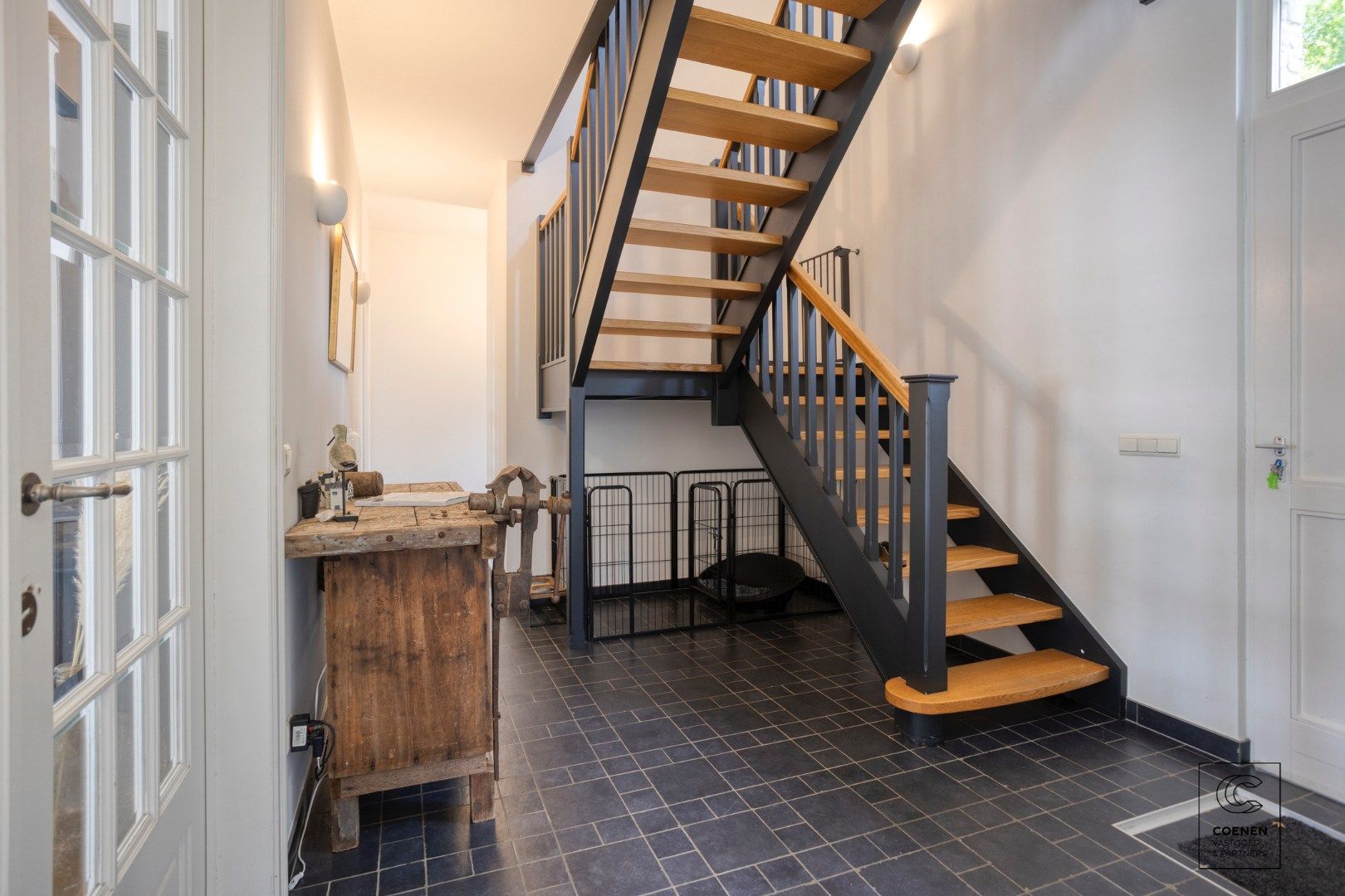 Prachtige woning met een bew. opp. van 302 m², 6 slpk, 3 bk en prachtige tuin met zwembad  foto 4