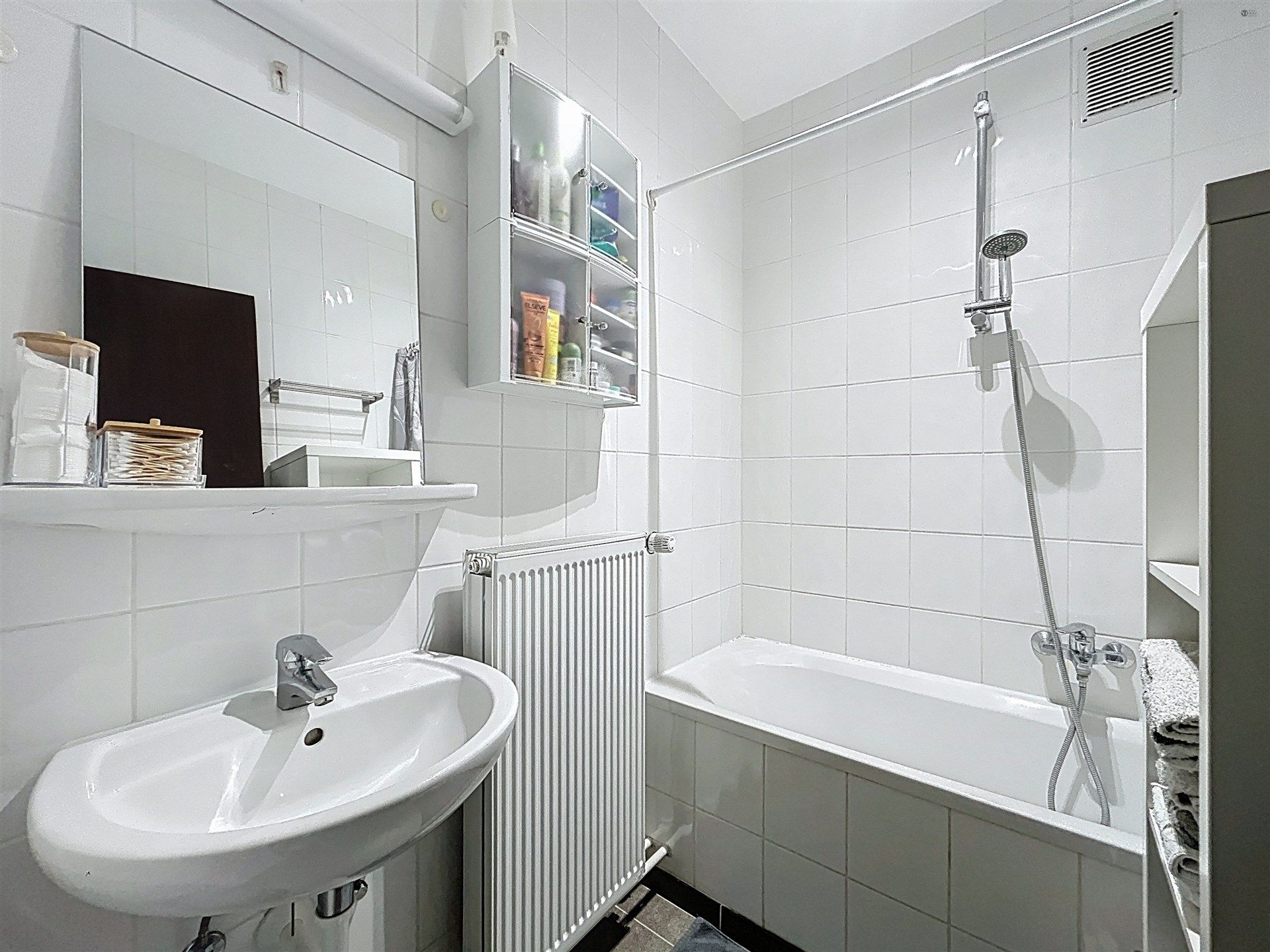 Prachtig drie slaapkamer appartement in hartje Beveren! foto 9