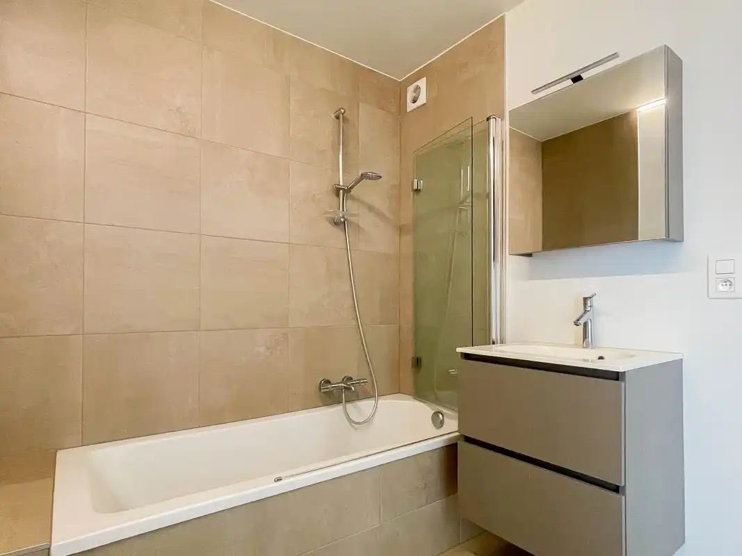 Gerenoveerd appartement met 2 slaapkamers foto 4