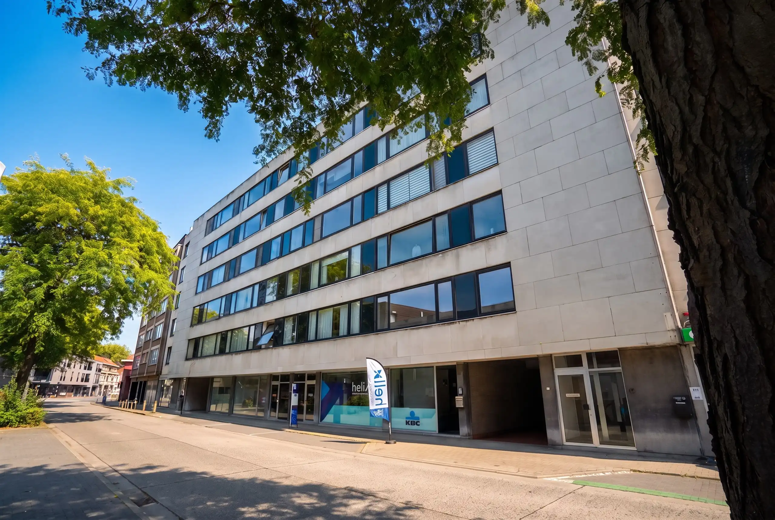 Instapklaar en verzorgt appartement met terras en garage  foto {{pictureIndex}}