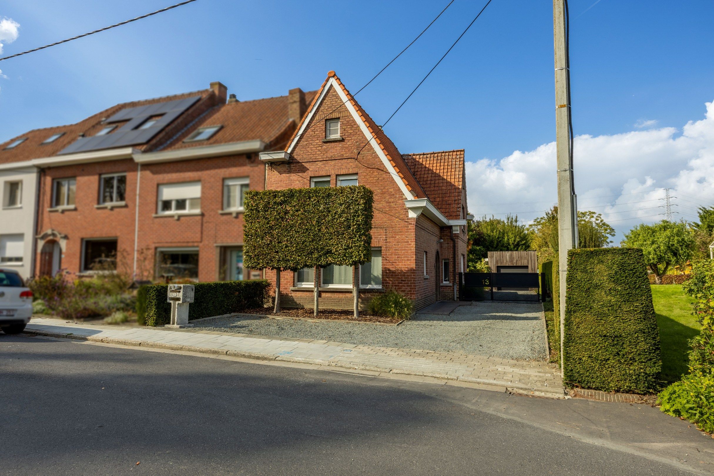 INSTAPKLARE GEZINSWONING MET GARAGE foto {{pictureIndex}}