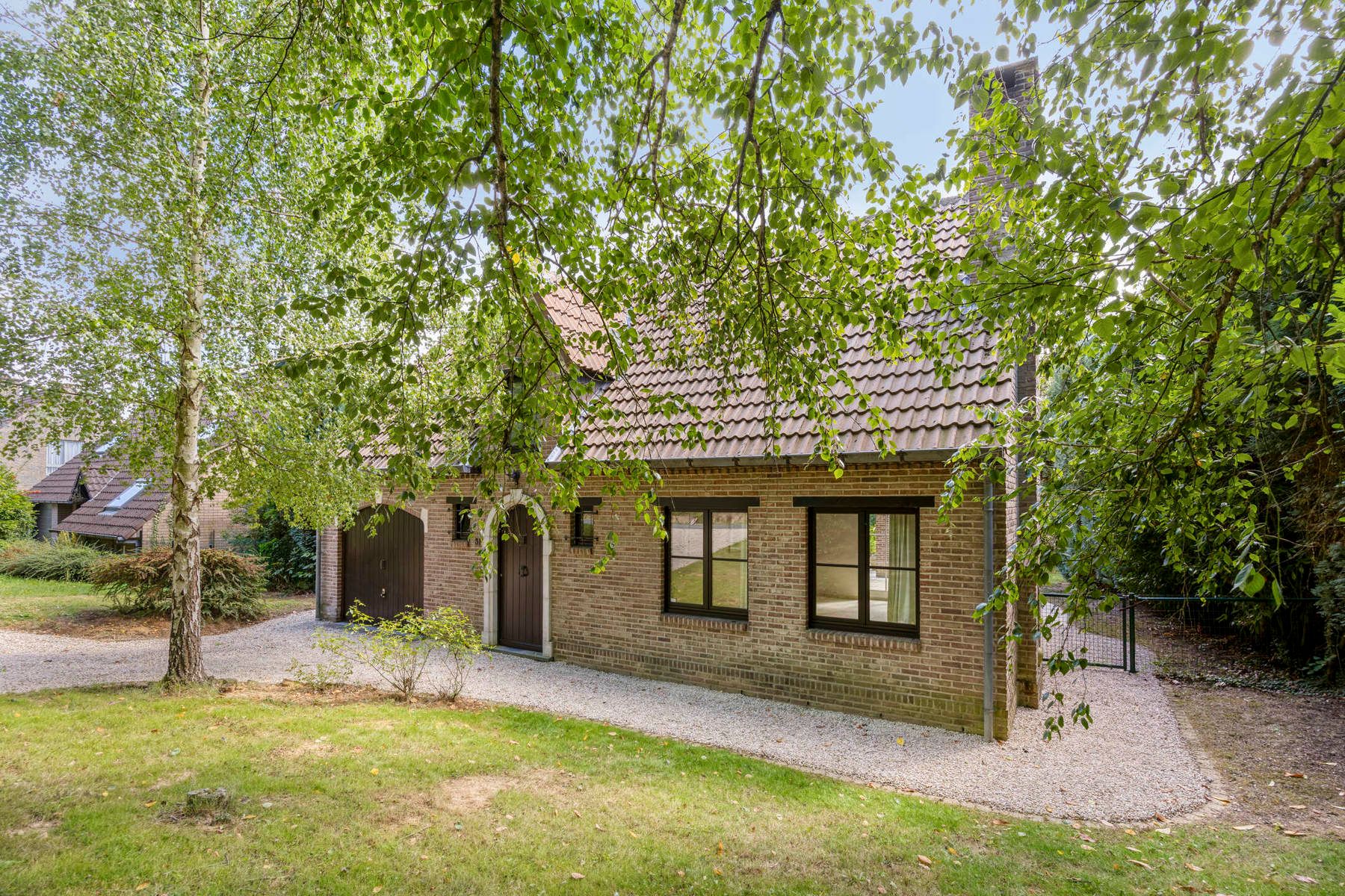 Gezinswoning / huis te koop – 4 slaapkamers, 182 m² – gerenoveerde badkamers, natuursteen & tuin – 10 are – Bois de Strihoux foto 2