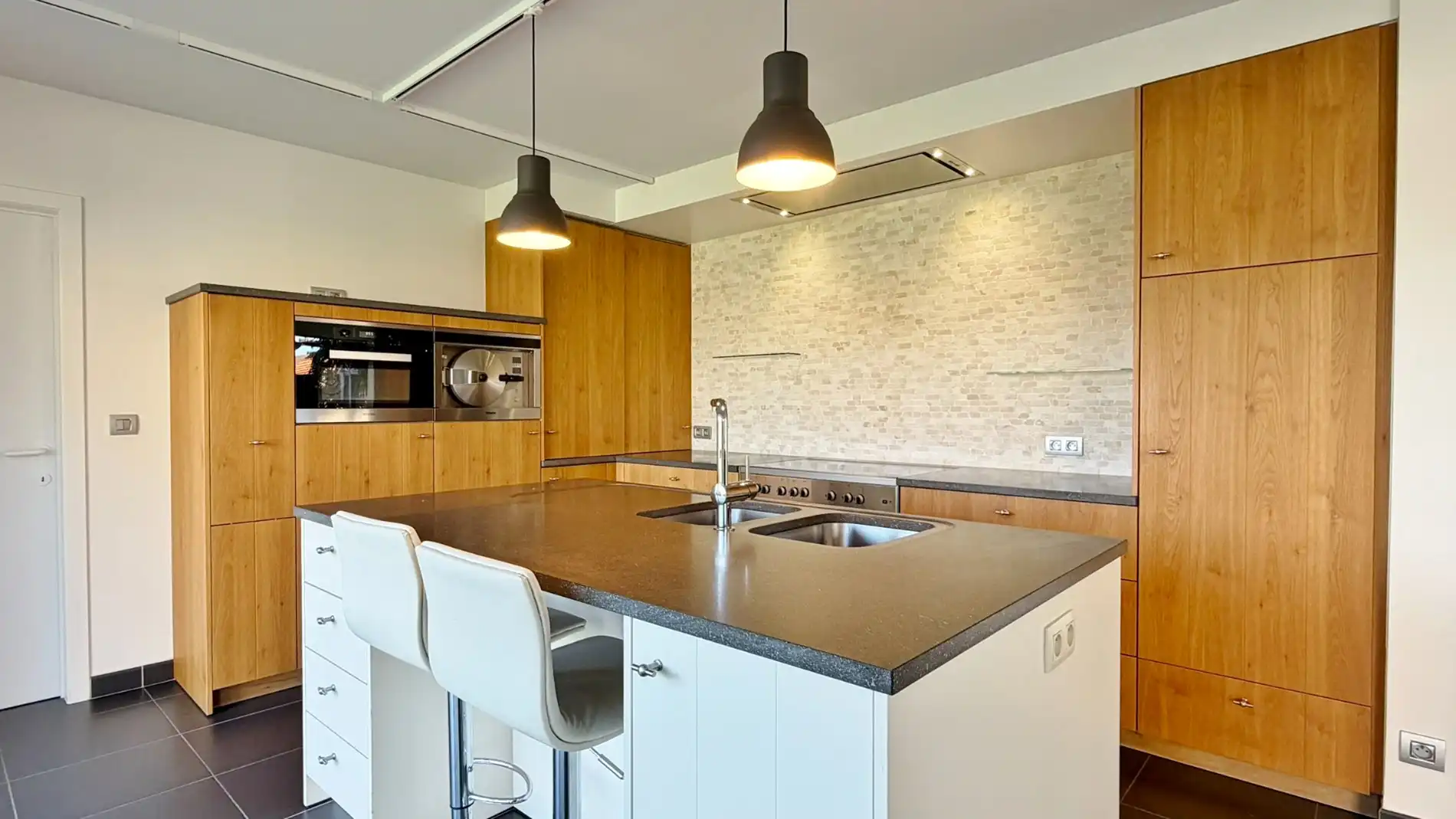 Ruime, zeer goed onderhouden villa met prachtige tuin in rustige doodlopende straat. foto 9