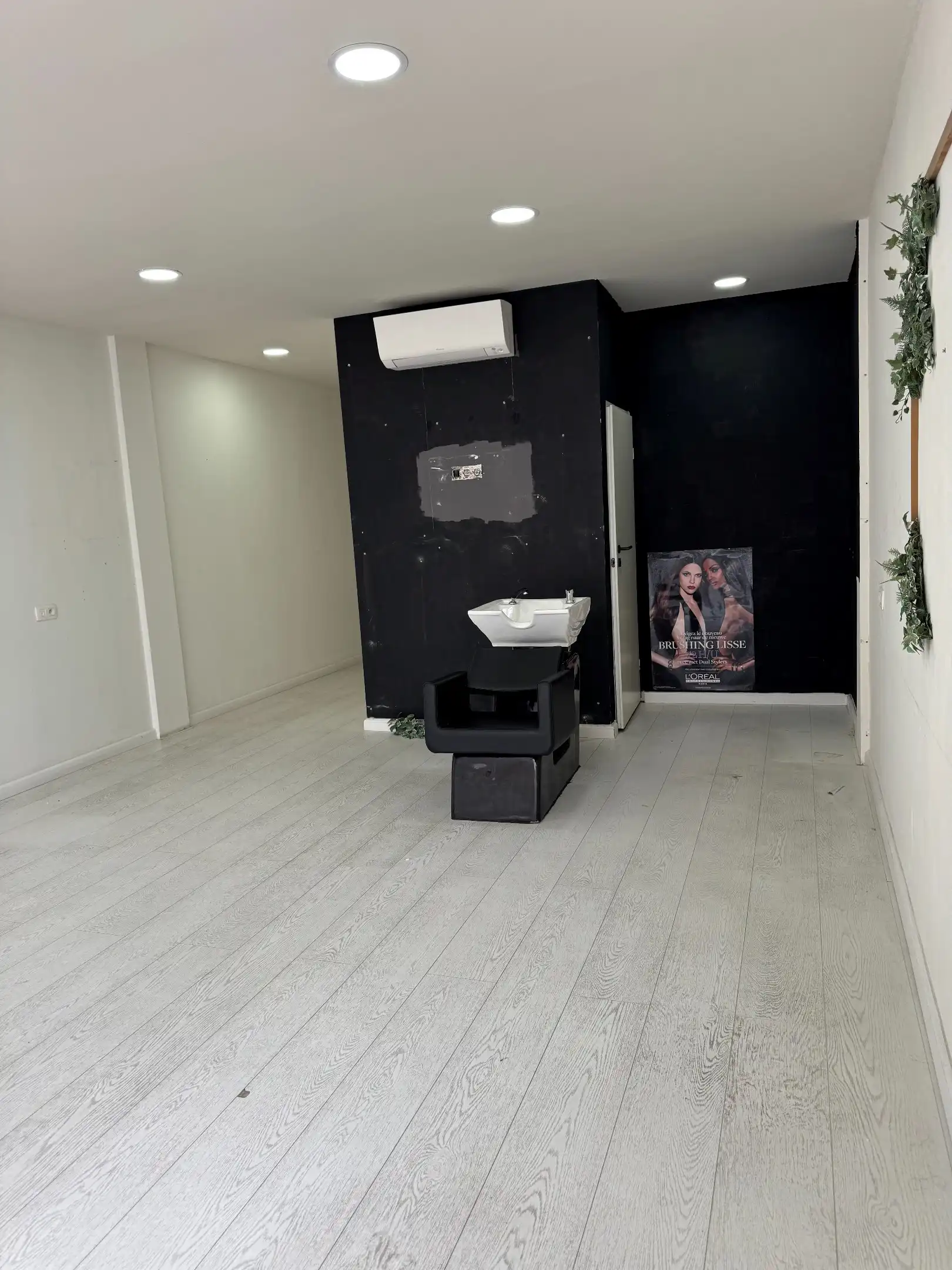 Handelsruimte in het hartje van Genk foto 4