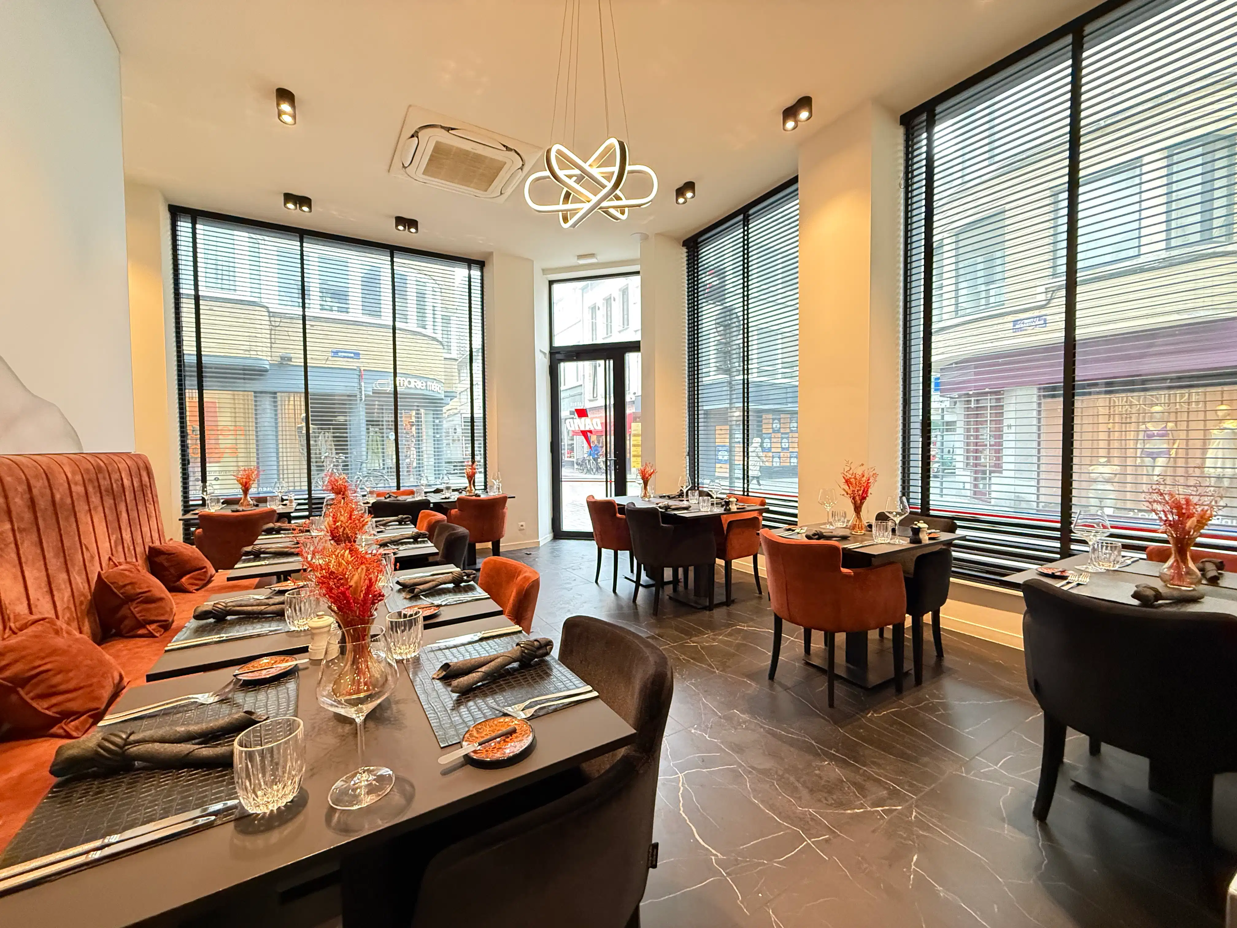 Handelsgelijkvloers foto {{pictureIndex}}