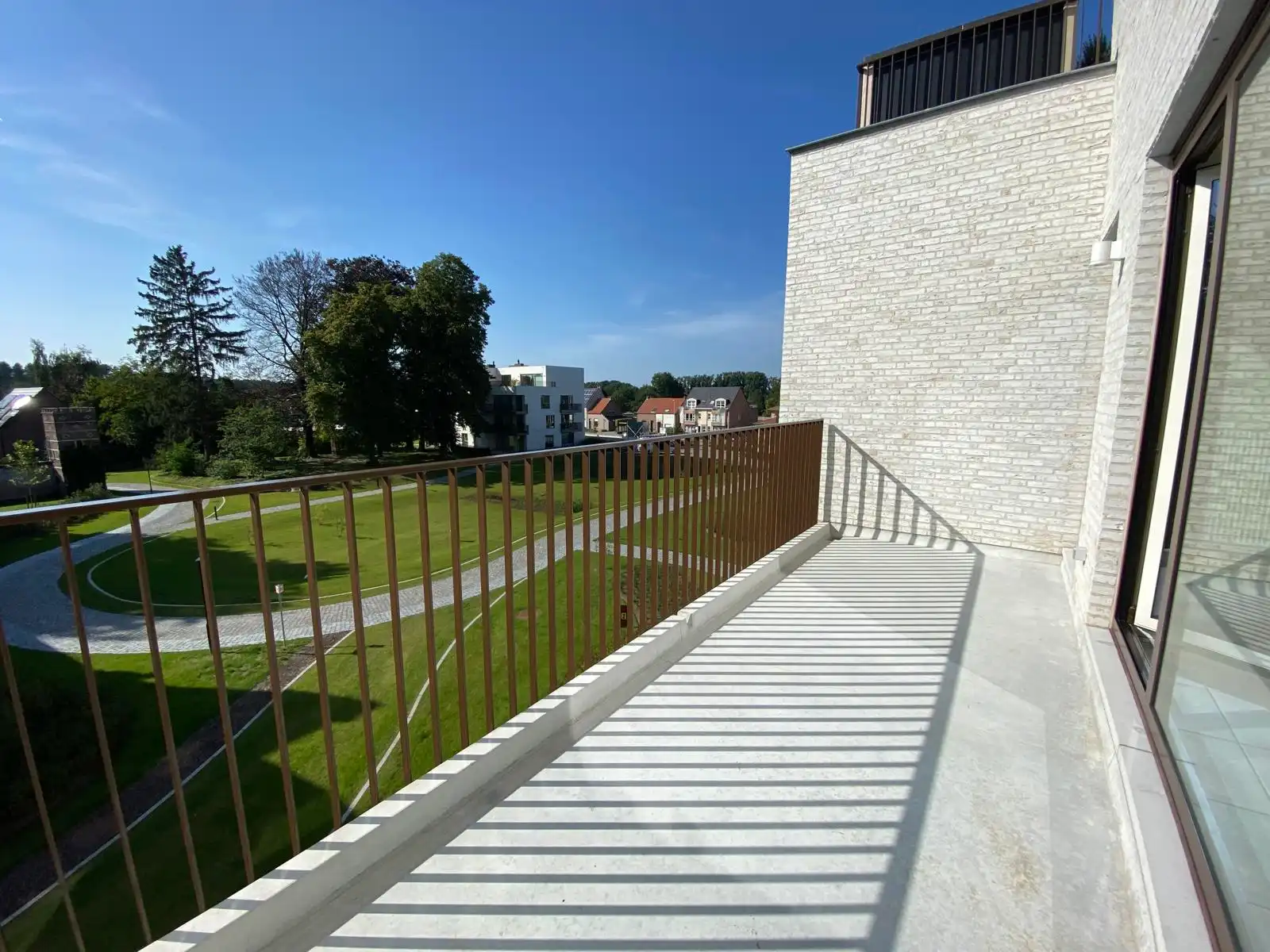 App met 2 slpk en westgericht terras in prachtige site foto 6