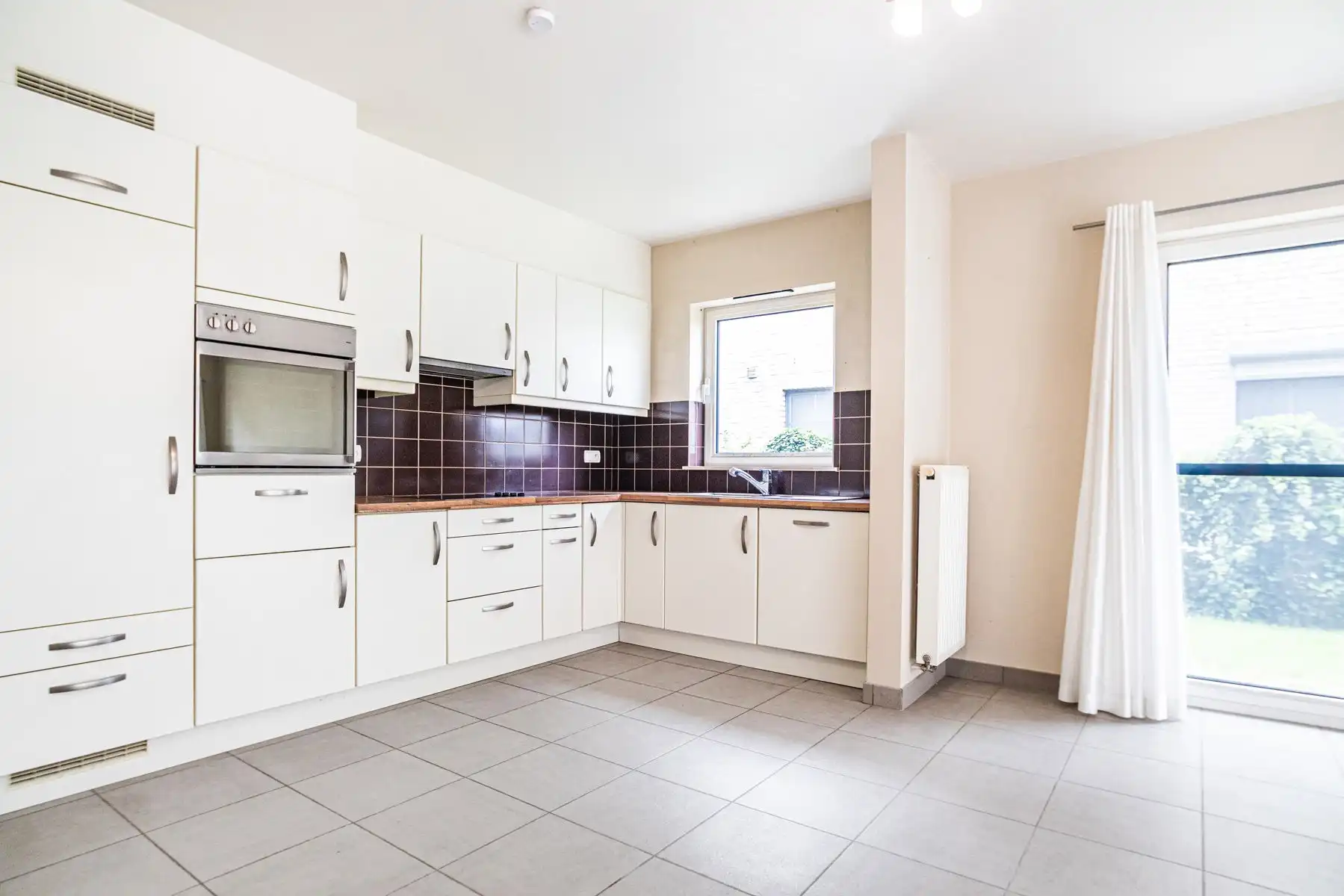 Instapklaar gelijkvloers appartement met privatieve tuin foto 8