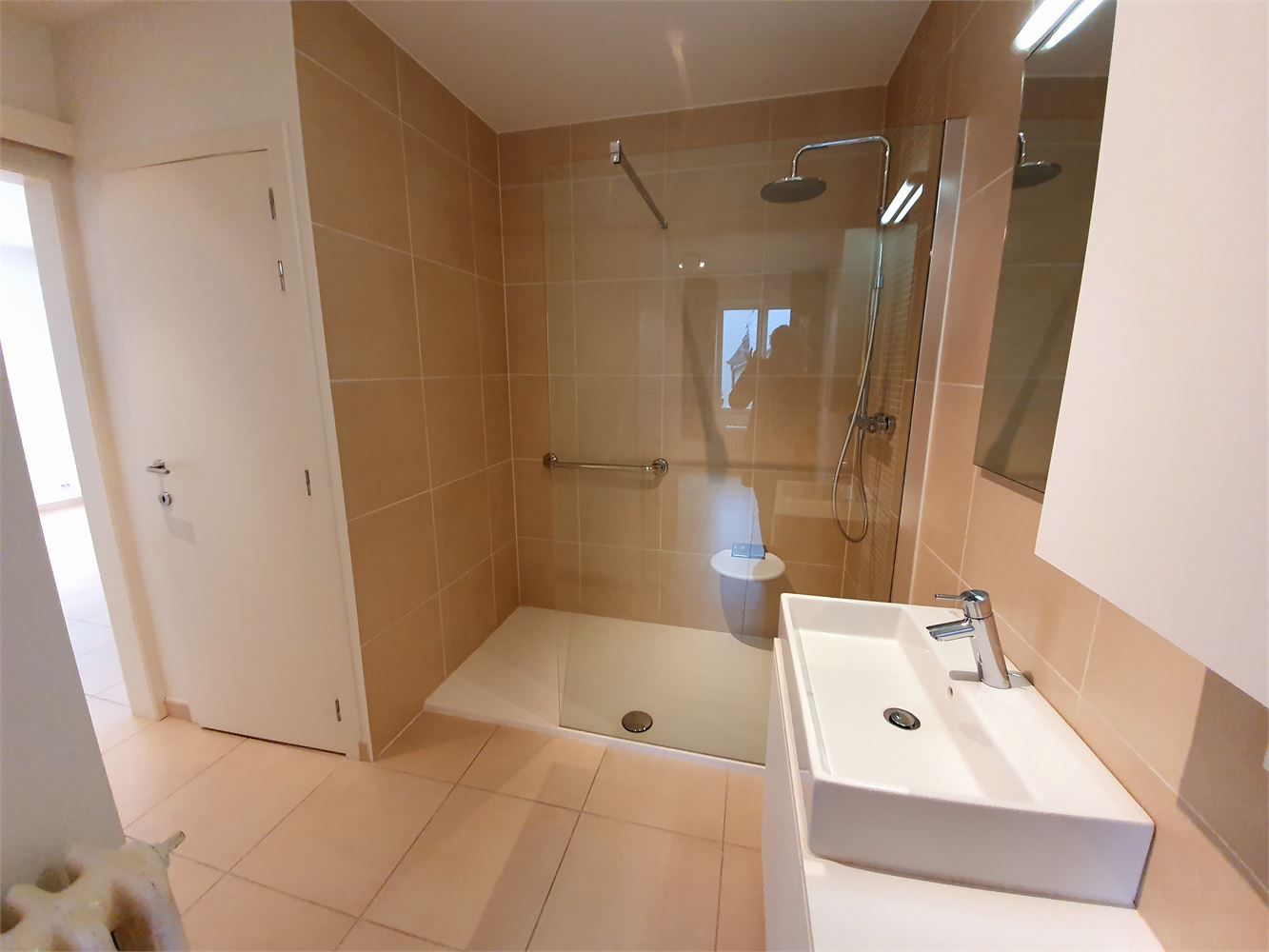 Hartje Brugge Groot lichtrijk modern appartement , alle luxe , 2 slaapkamerss en lift. foto 8