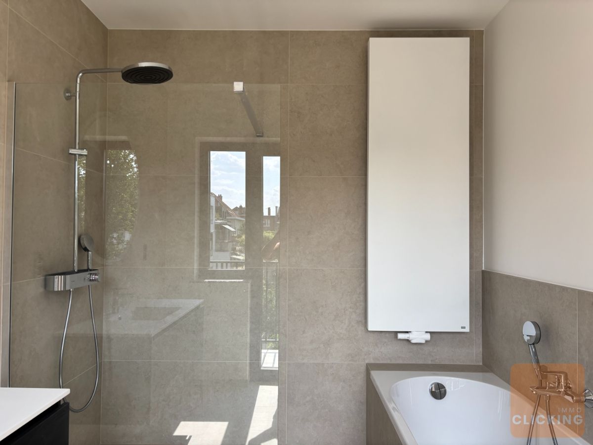 Totaal gerenoveerde woning 3 slaapkamers, parking en zonnige tuin foto 6