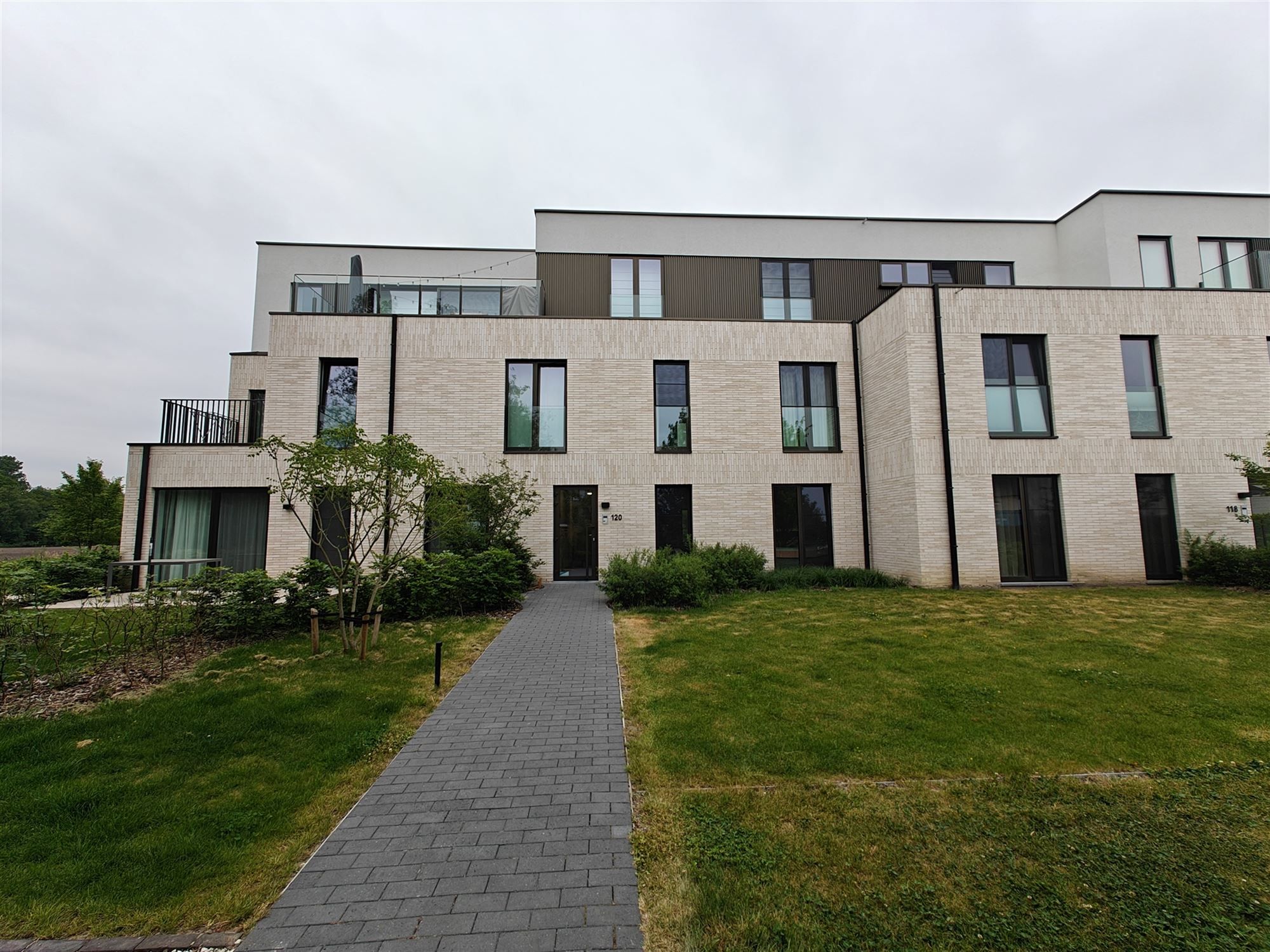 Prachtig nieuwbouw appartement foto {{pictureIndex}}