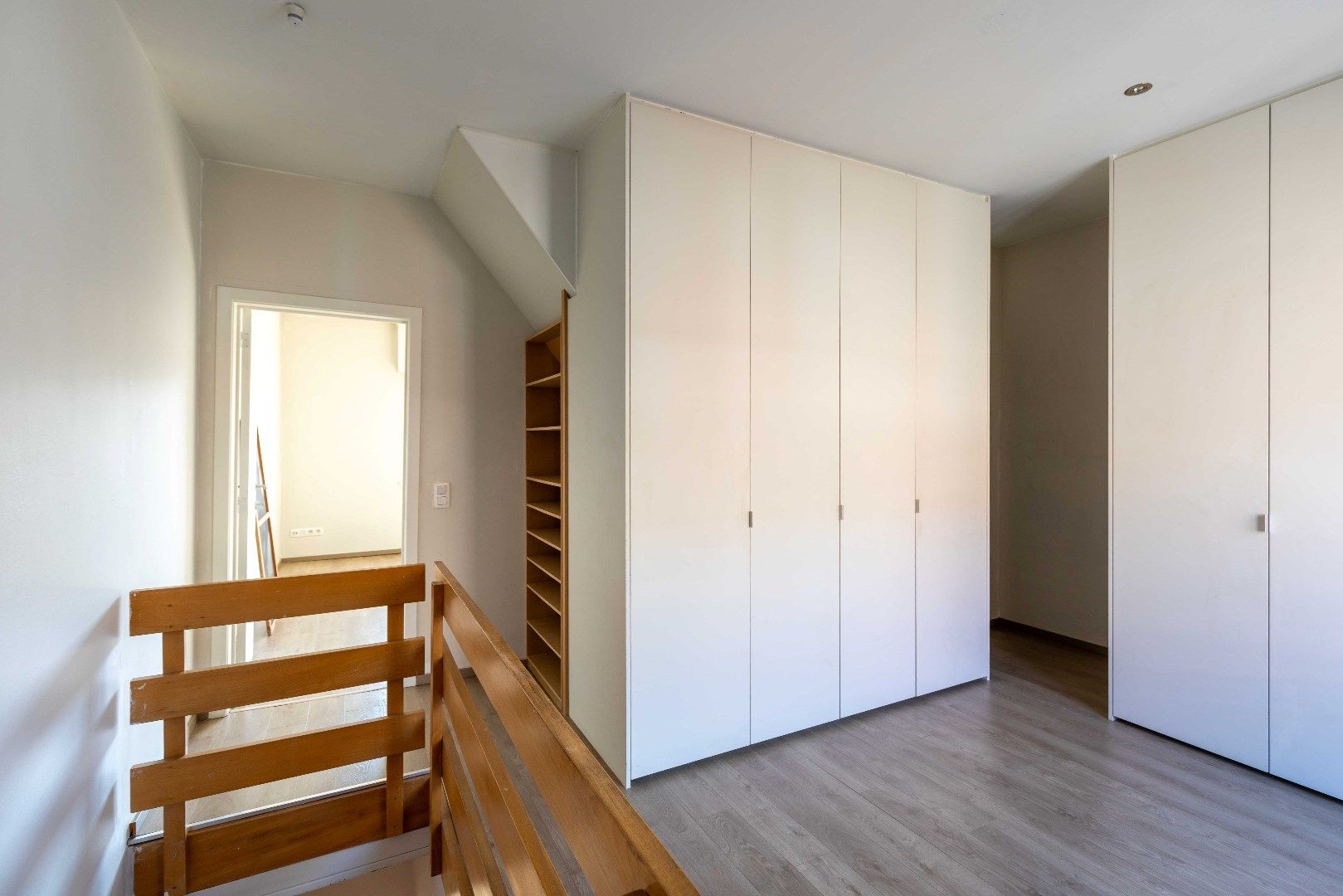 Centraal en rustig gelegen vernieuwde woning met groot zonneterras op enkele passen van de Katelijnepoort. foto 17