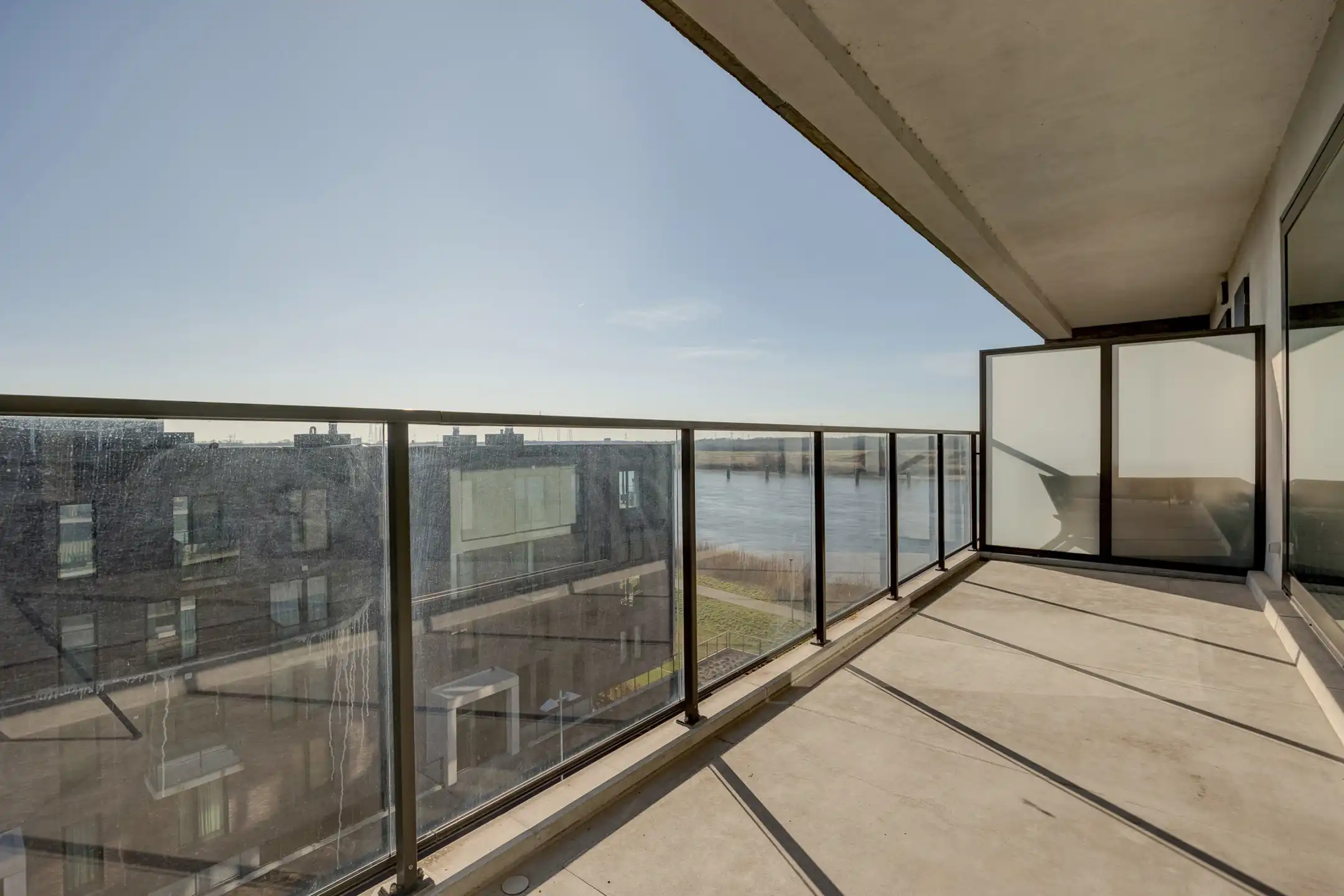 Appartement met 2 slaapkamers + autostaanplaats + ruim terras met een fantastisch panorama foto {{pictureIndex}}