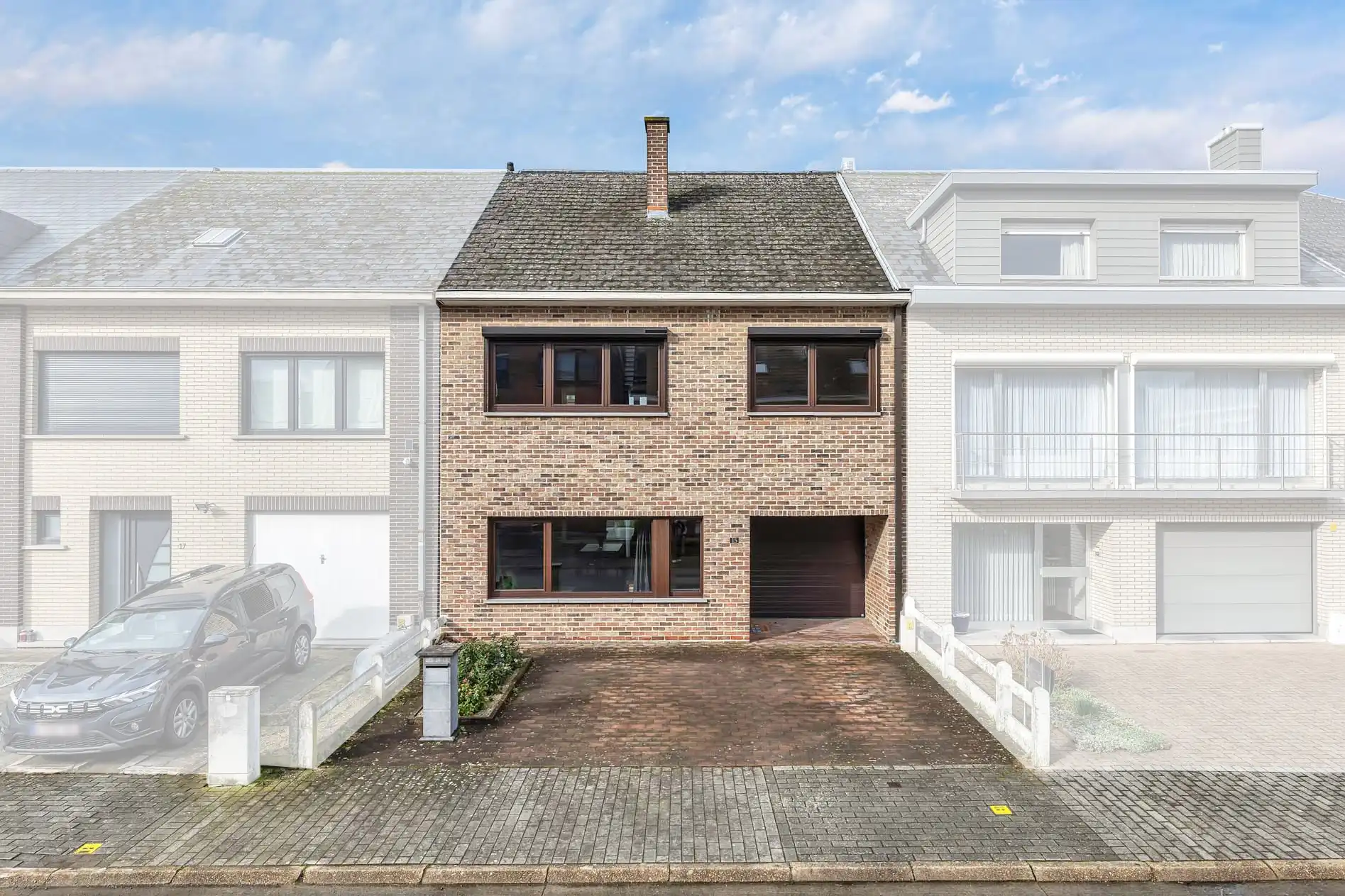 Gezellige gezinswoning met veranda, tuin en garage te koop foto {{pictureIndex}}