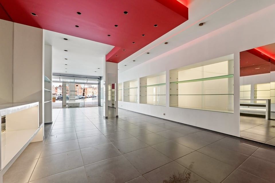 ICONISCH HANDELSPAND MET LUXUEUZE WOONST OP DE GROTE MARKT VAN SINT-TRUIDEN foto 37