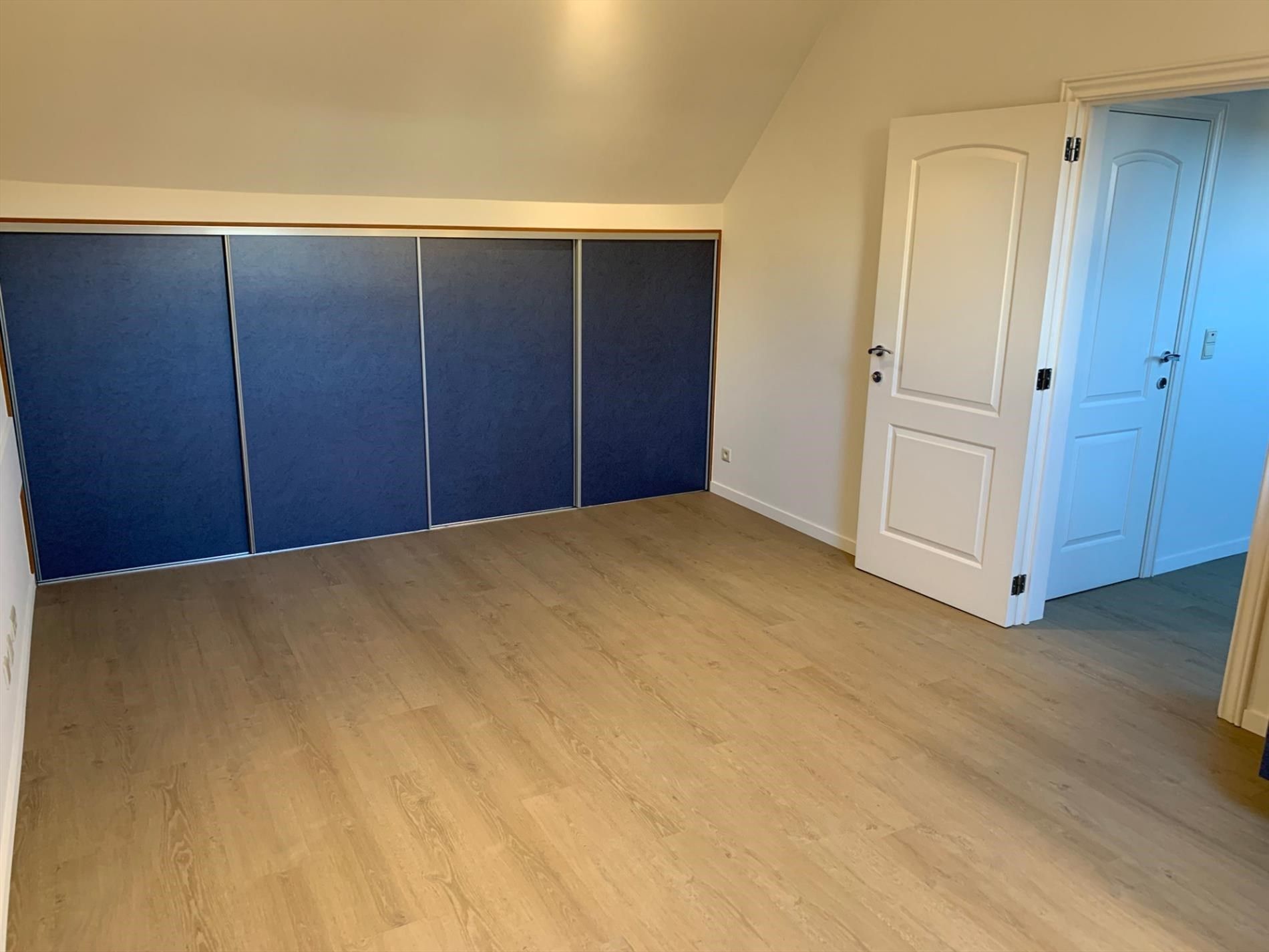 VERZORGD DUPLEX-APPARTEMENT MET EEN RUIME  SLAAPKAMER EN AUTOSTANDPLAATS IN HET MOOIE ZUTENDAAL !  foto 11