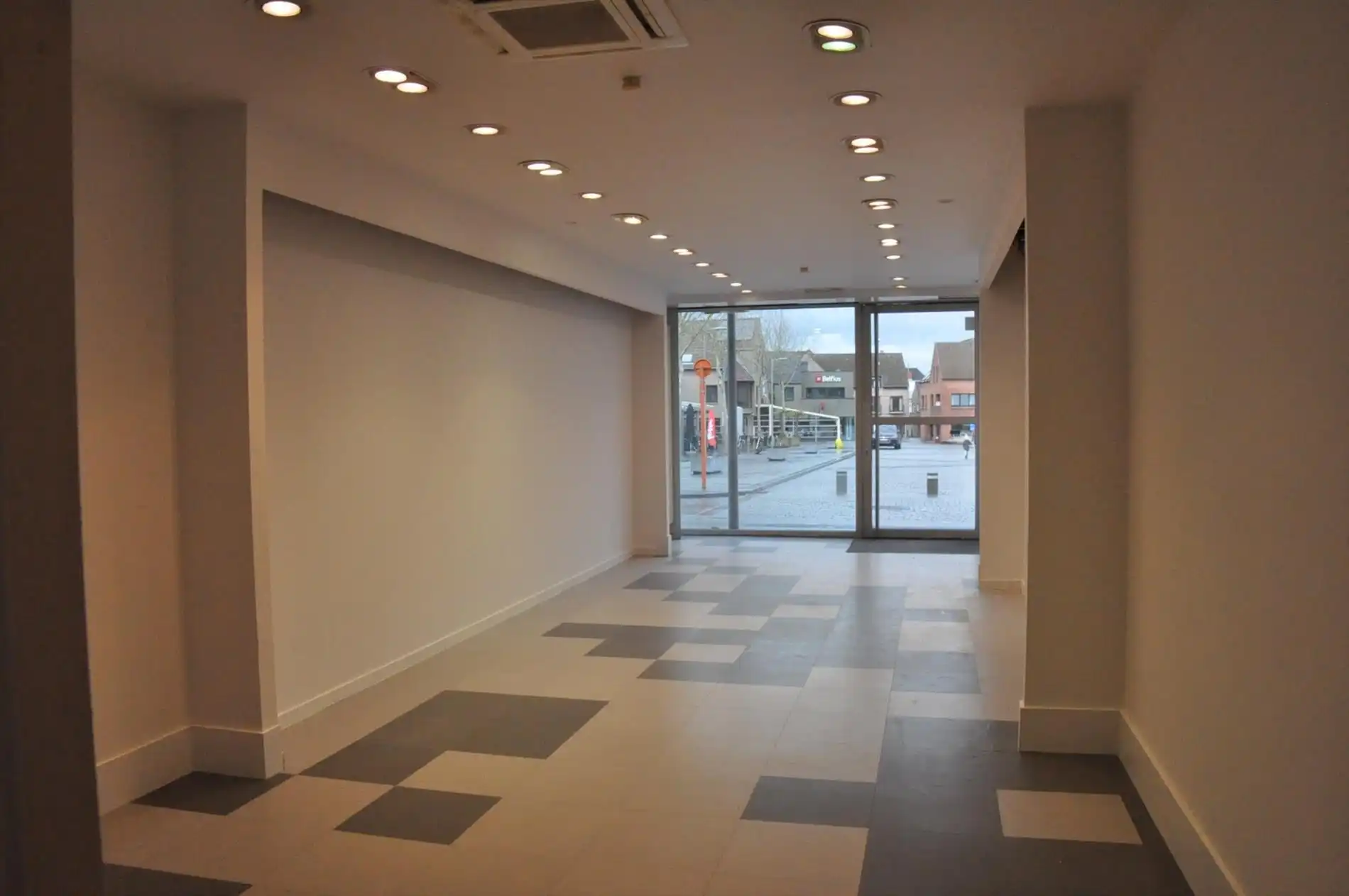 Handelspand (kantoor- of winkelruimte) met een totale oppervlakte van 150m² - centrale ligging foto 4