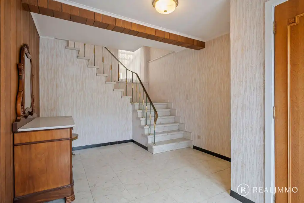 Stevige te renoveren woning in hartje Zwevegem! foto 2