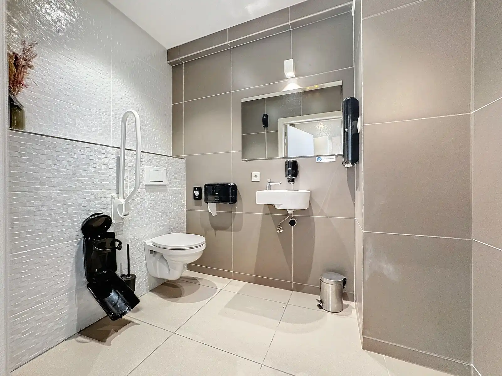 Uniek & exclusief aanbod: instapklaar (zo goed als nieuw) HORECAPAND (restaurant/brasserie), inclusief de VOLLEDIGE inboedel TE HUUR op de zeedijk te Zeebrugge! foto 17