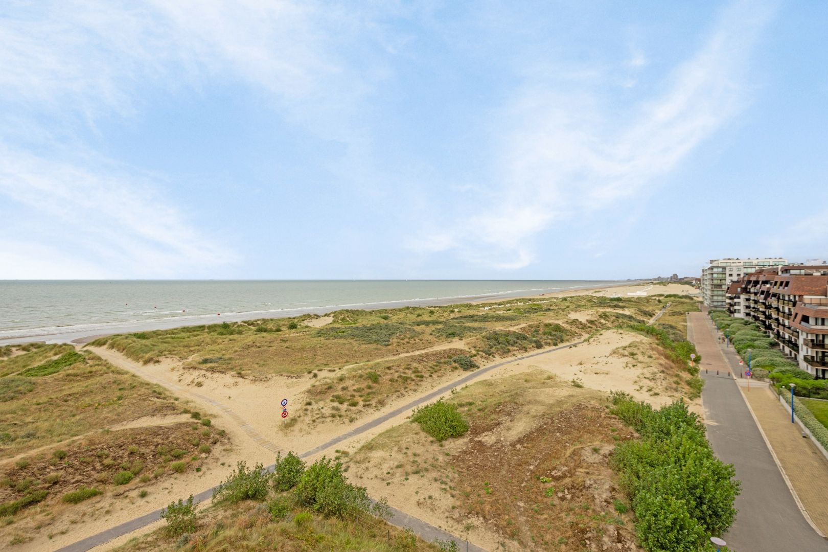 Exclusieve penthouse  met panoramisch zeezicht op een topligging te Sint-Andre (Oostduinkerke) foto {{pictureIndex}}