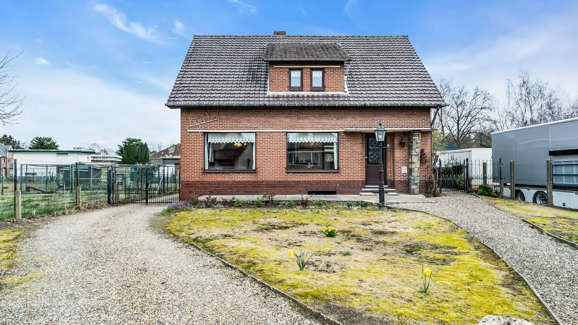 Hoofdfoto van de publicatie: Rustig gelegen te renoveren woning met 4 slaapkamers op een perceel van 13a 07ca