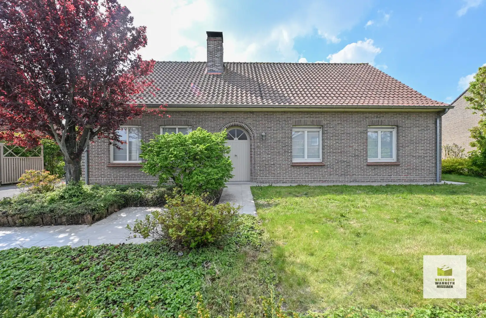 Gelijkvloerse alleenstaande woning met 5 slaapkamers op 657m2 foto {{pictureIndex}}