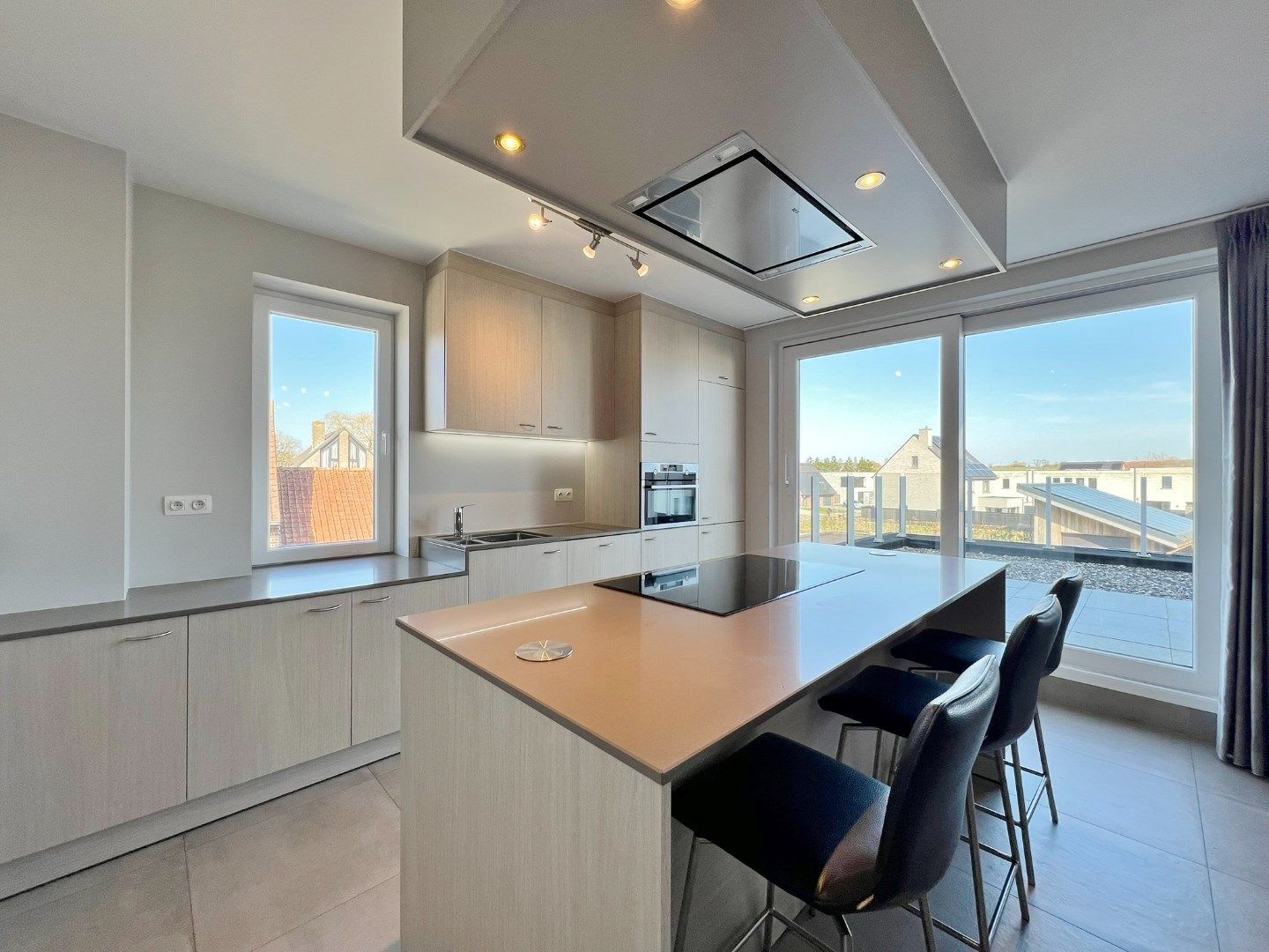 Modern appartement met parkeerplaats en groot zonnig terras met open zicht. foto 4