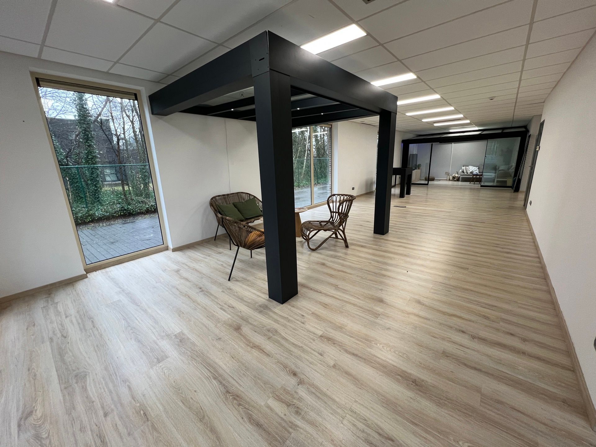 TE HUUR: handelspand/kantoor op toplocatie foto 3