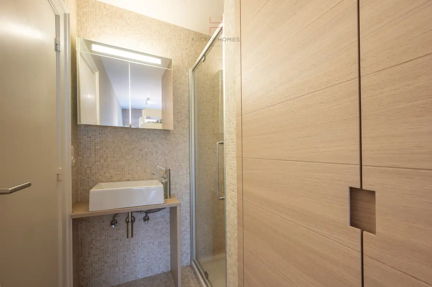 Instapklaar vernieuwd appartement met een mooi zijdelings zeezicht in Duinbergen foto 19