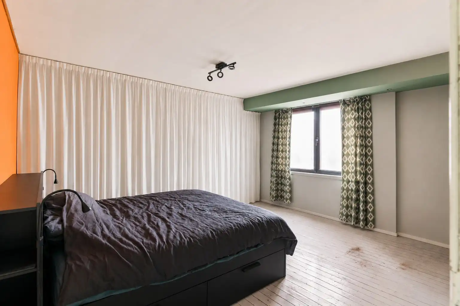 Ruime handelswoning met 2 handelsruimtes, 4 slaapkamers, garage, terras en zonnige tuin. foto 20