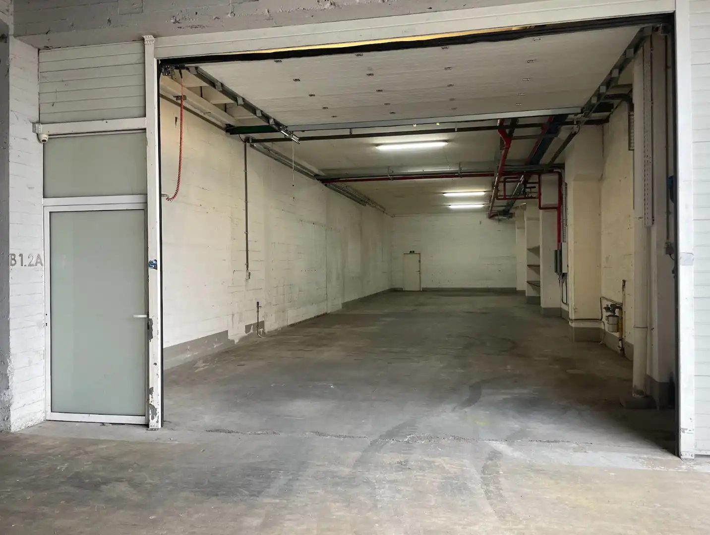 Bedrijfshal / opslagloods van +- 180m² !  foto {{pictureIndex}}