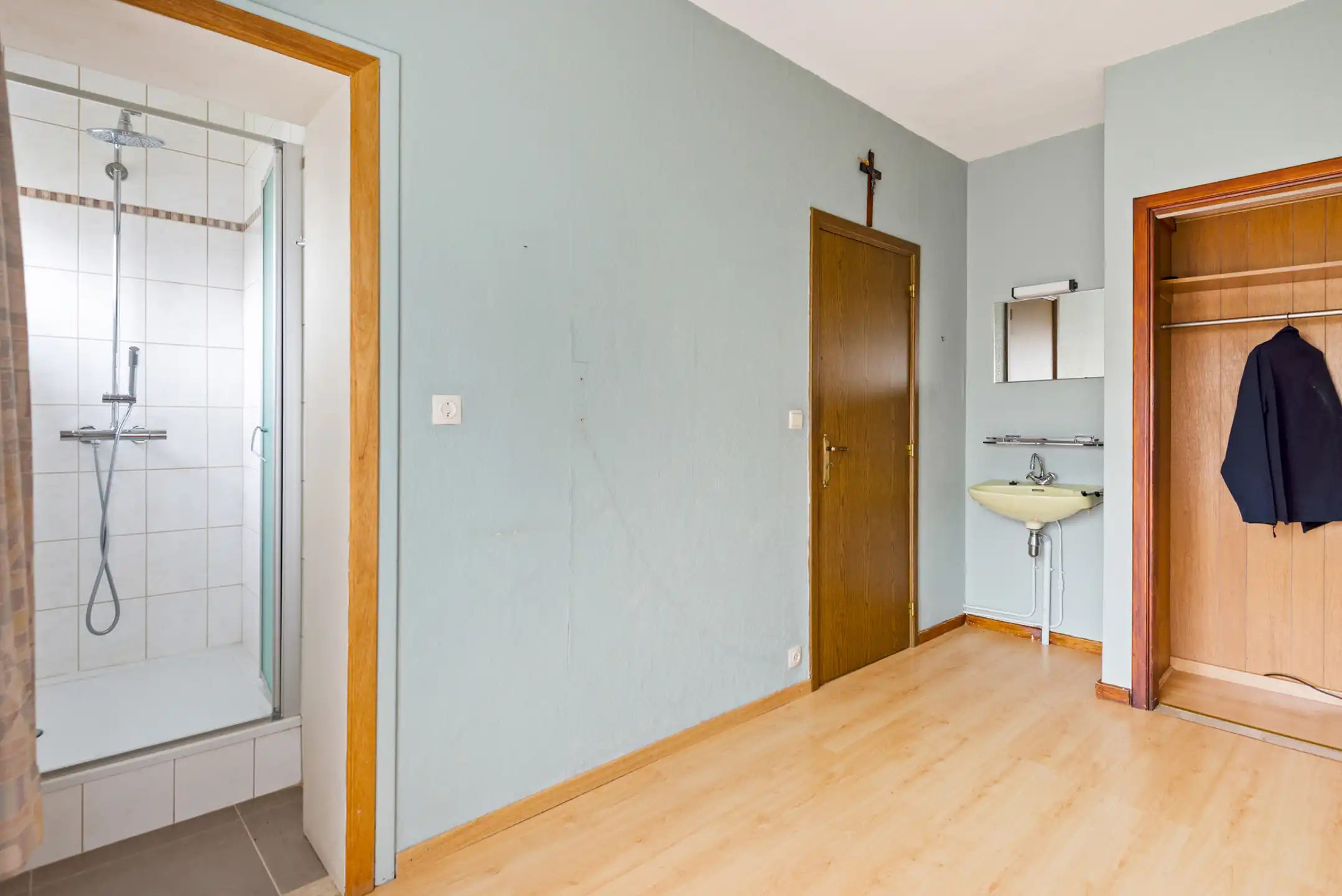 Halfopen woning met dubbele garage op mooie locatie foto 12