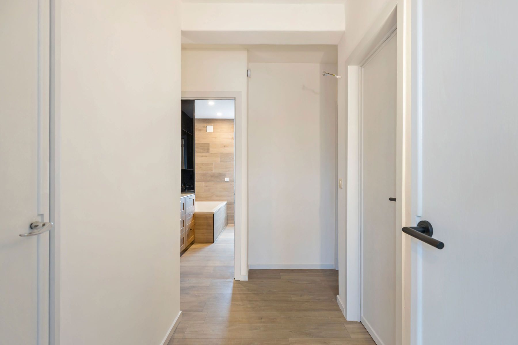 Charmante gerenoveerde woning met ruime garage & magazijn foto 19