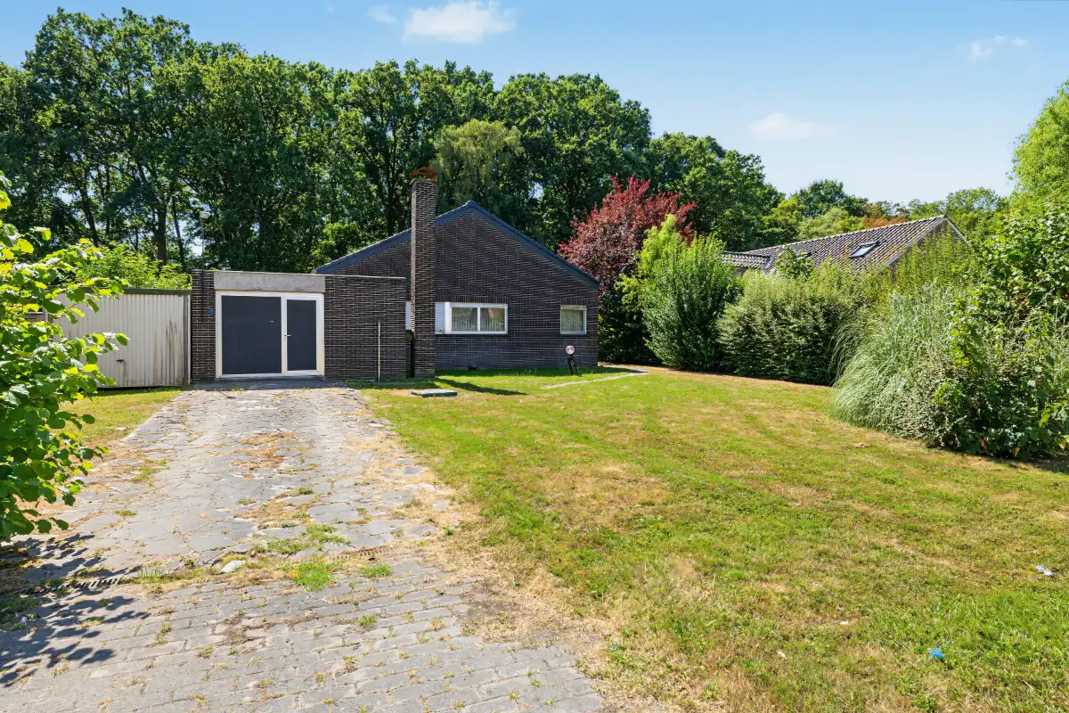 Vrijstaande woning op een perceel van 989 m². foto 2