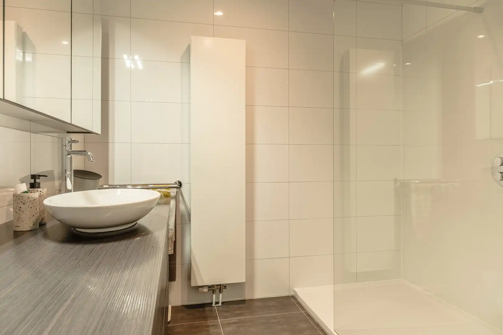 Instapklaar en modern appartement met garage foto 16