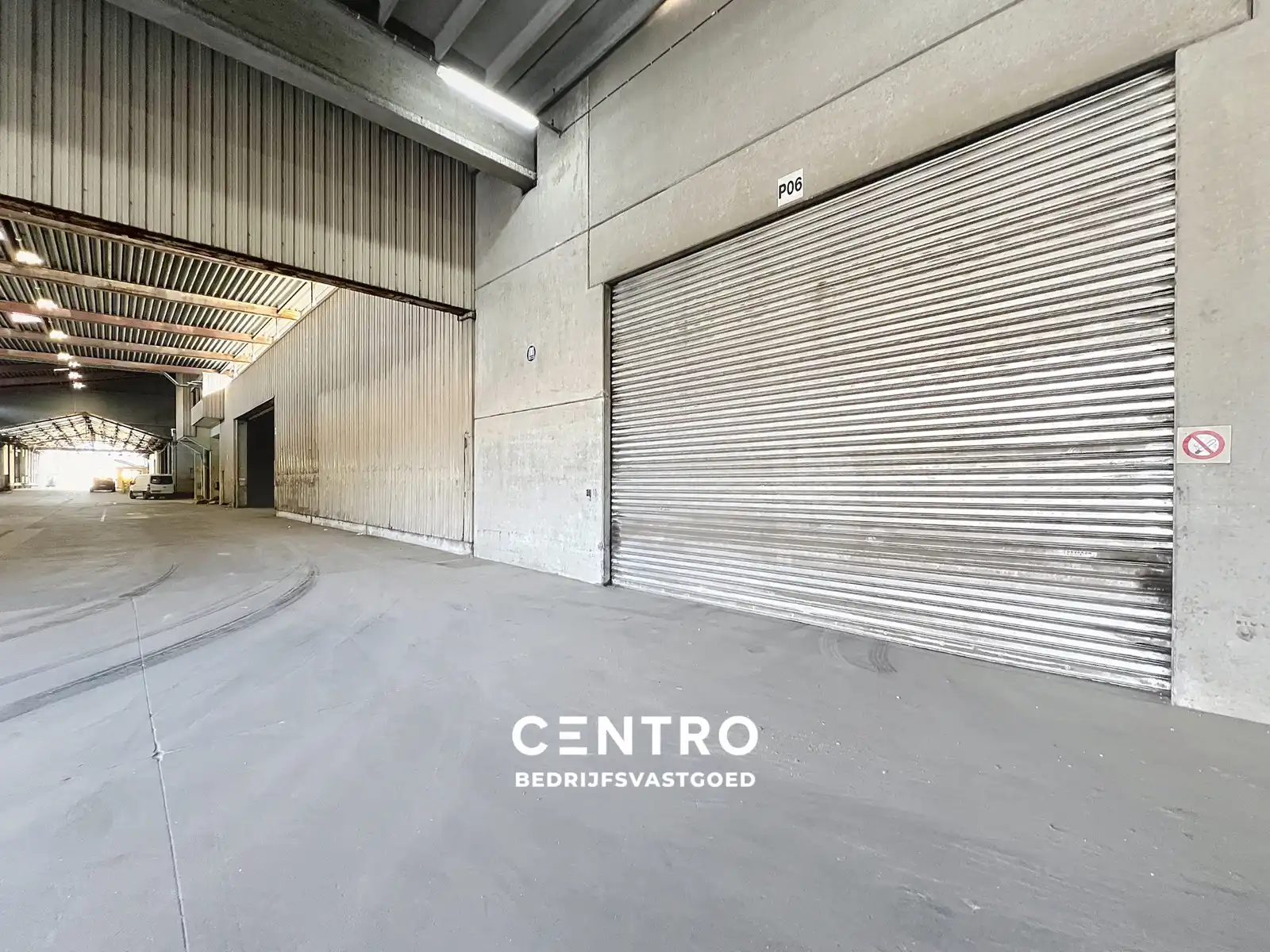 Magazijn van 330m² met vrije hoogte van 7,90m op industriële site , te Kerkhove (Avelgem). foto {{pictureIndex}}