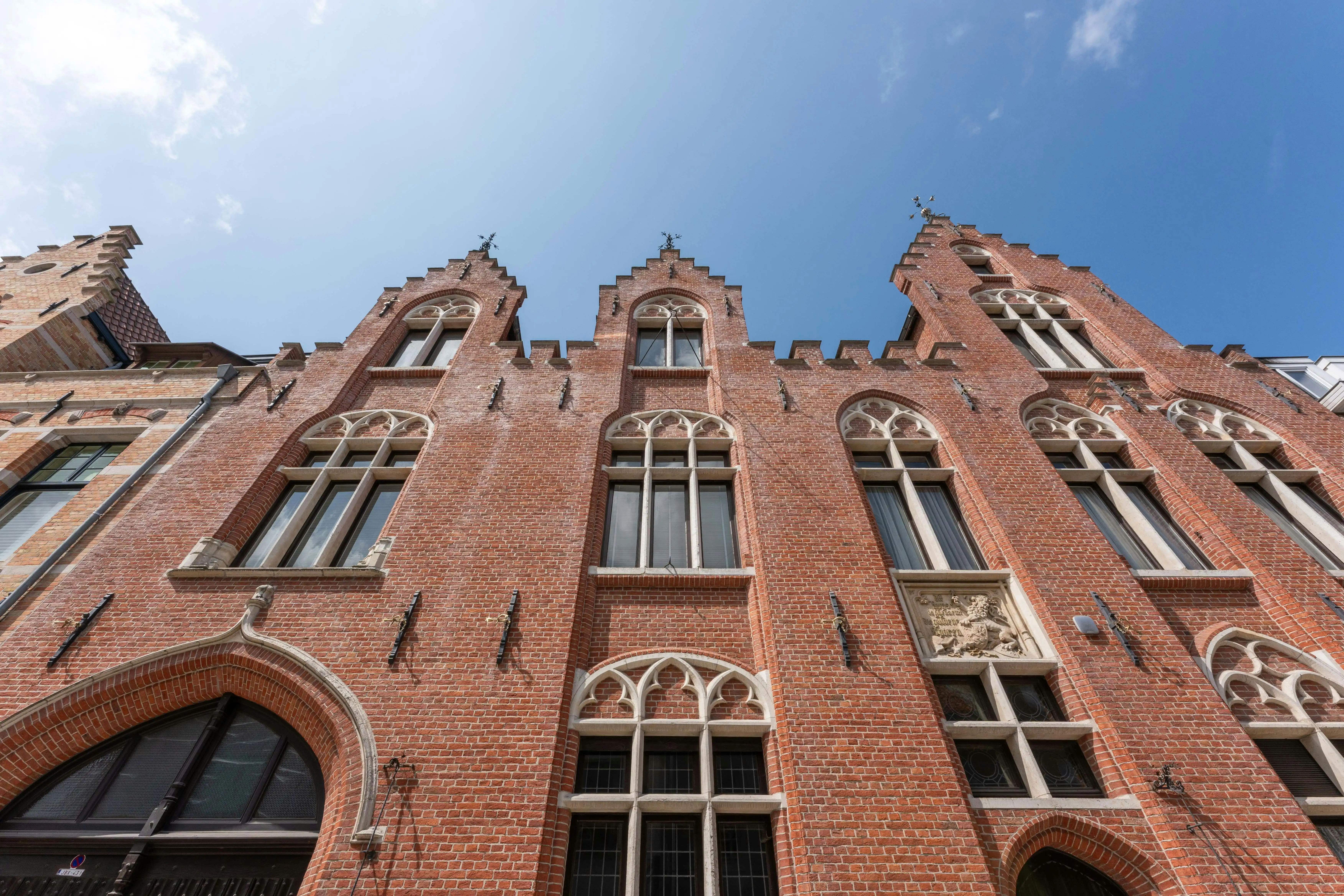 Exclusief neogotisch herenhuis met tuin in historisch Brugge foto 2