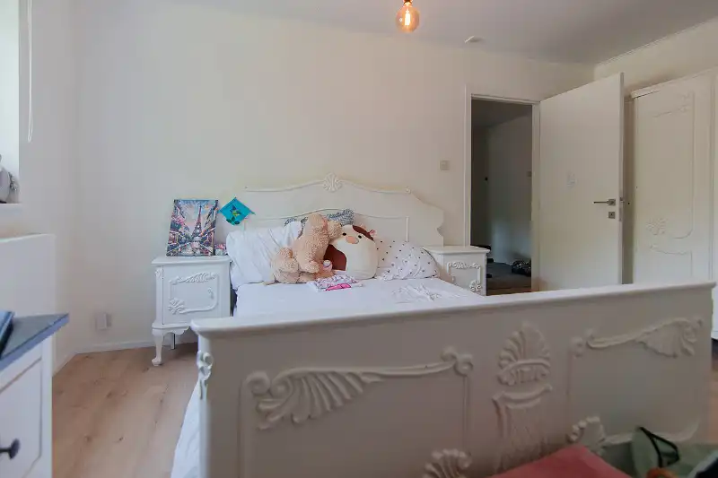 Rustig gelegen, ruime woning op een perceel van 6 aren 65 centiaren. Riante indeling met 4 slaapkamers en een open leefruimte die uitgeeft op de tuin. foto 19