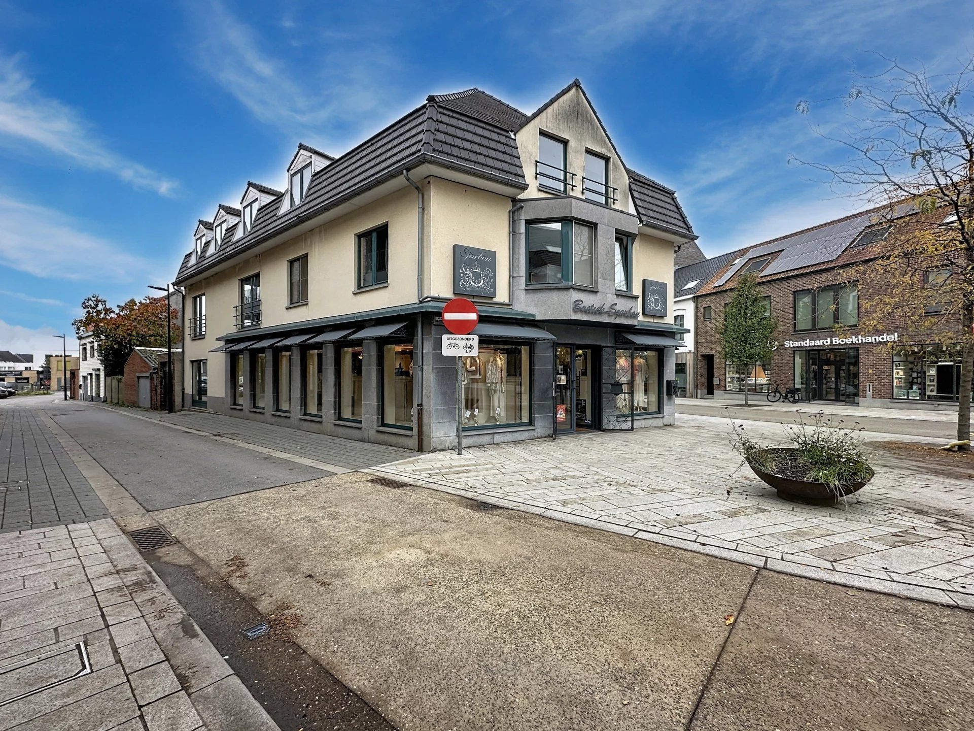 Ruim handelspand met kantoor en keuken op toplocatie. foto 15