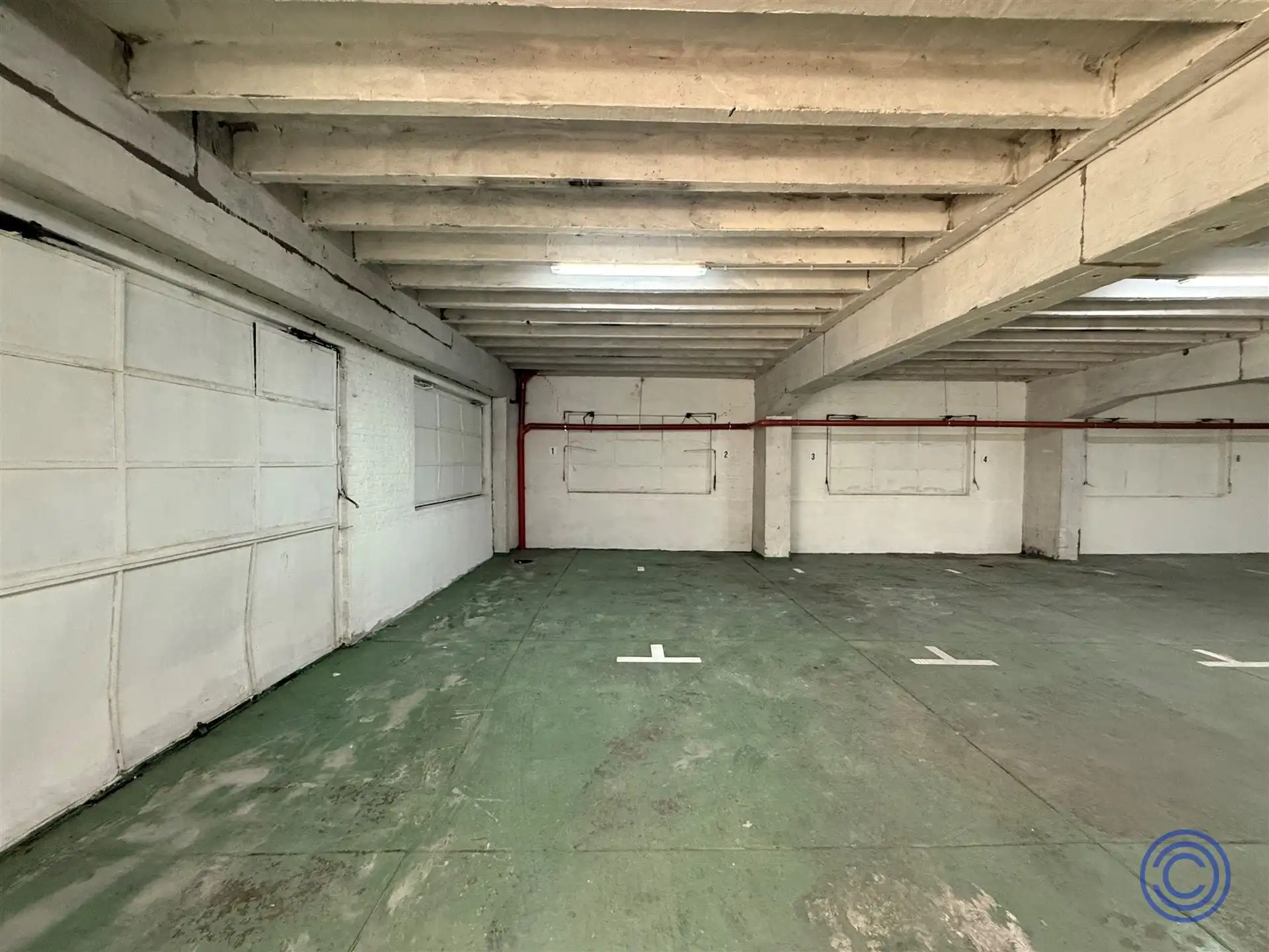 Afgesloten staanplaats(en) met oplaadpunt! foto 3