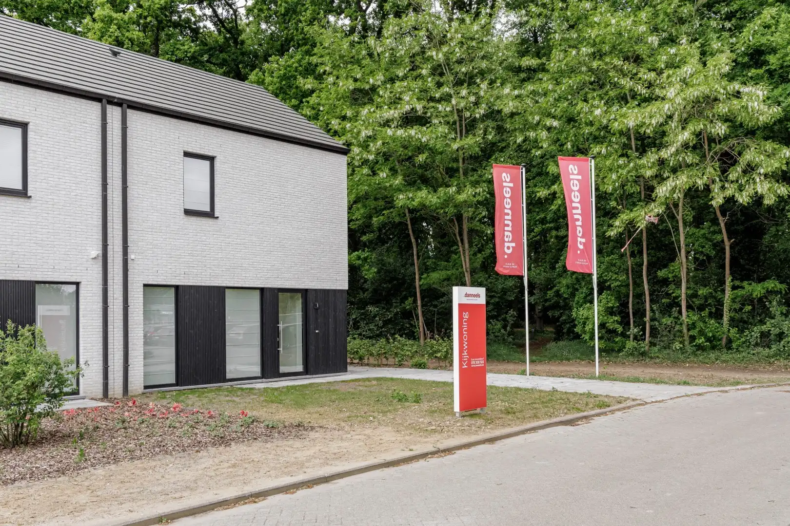 Volledig afgewerkte halfopen nieuwbouwwoning met grote tuin foto 2