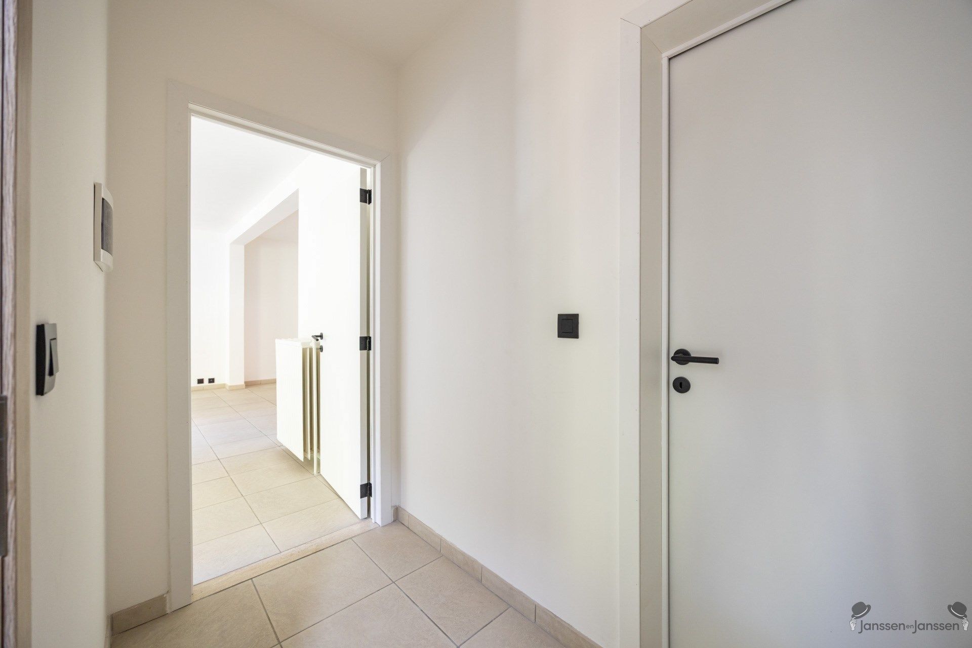 Ruim duplexappartement met twee slaapkamers te koop op het 2e verdiep in hartje Aarschot. foto 2