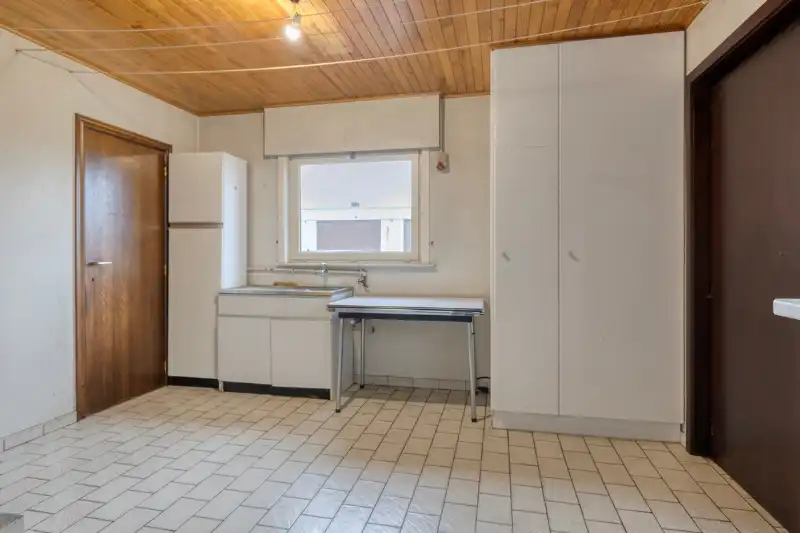 Bijzonder ruime woning met garage voor 3 wagens en ateliermogelijkheden foto 10