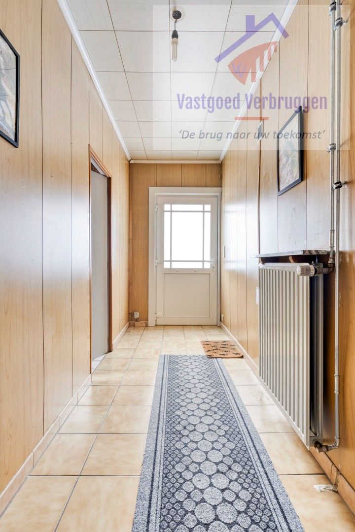 Rustig gelegen te renoveren halfopen bebouwing op ruim perceel van 16 are! foto 4