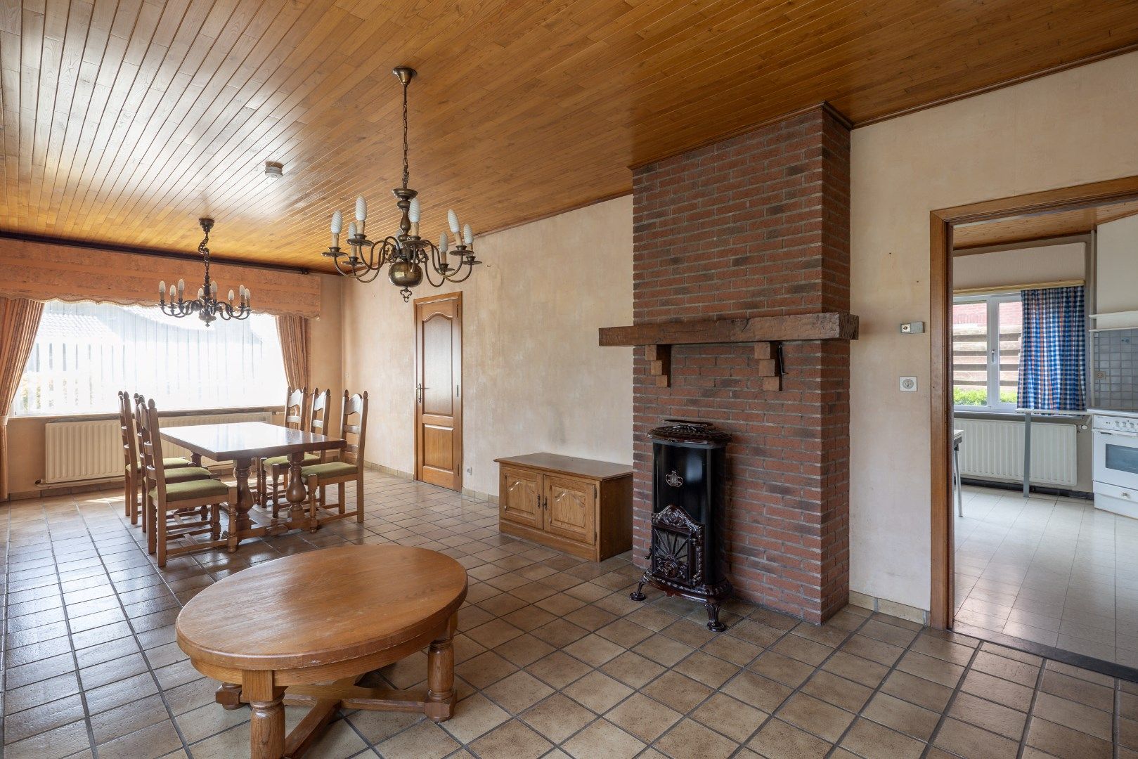 Deze ruime, te renoveren woning wordt verkocht. foto 7